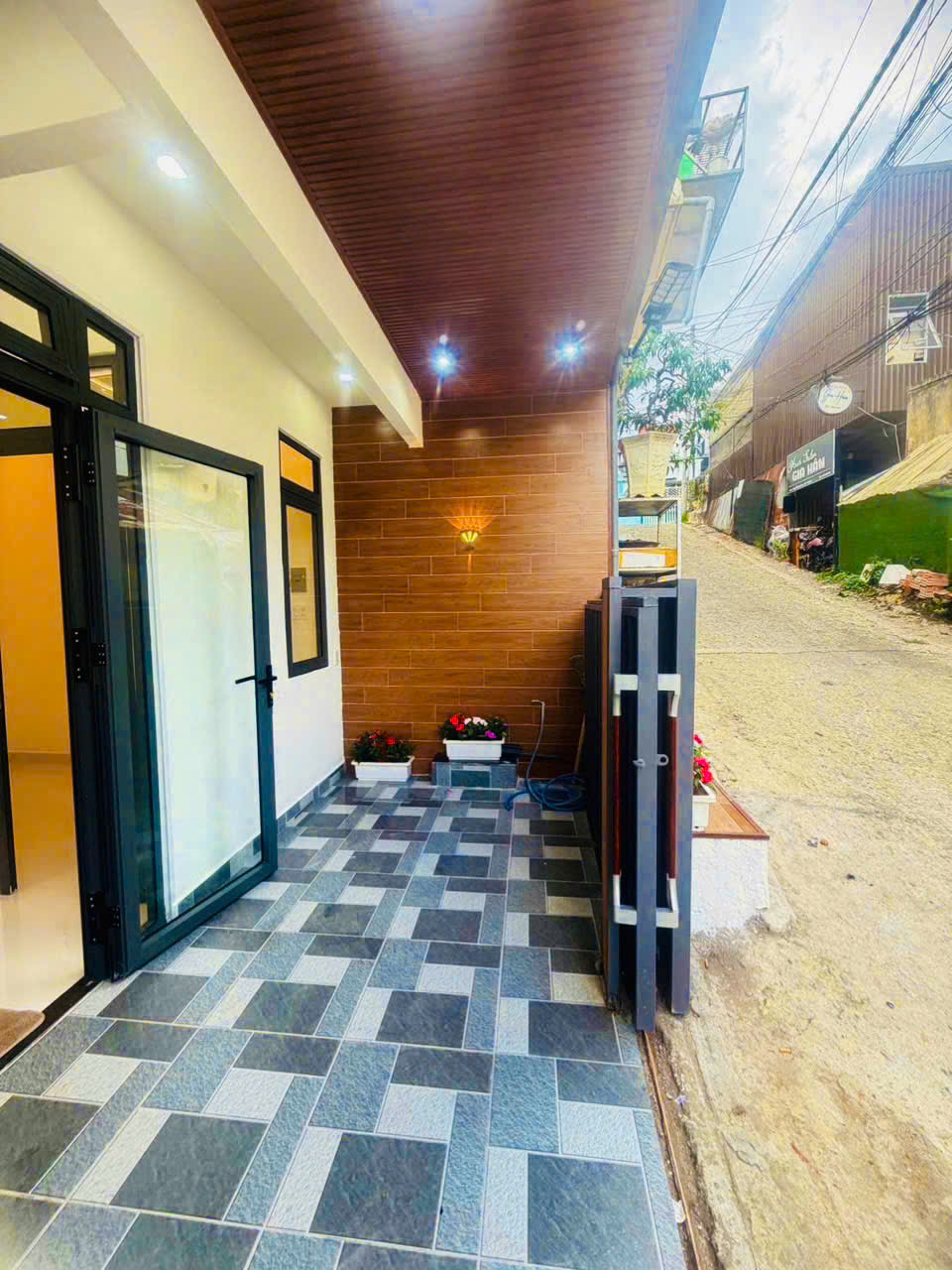 NHÀ GẦN CHỢ SỐ 4 – Ô TÔ GẦN NHÀ – CHỈ 2 TỶ 650