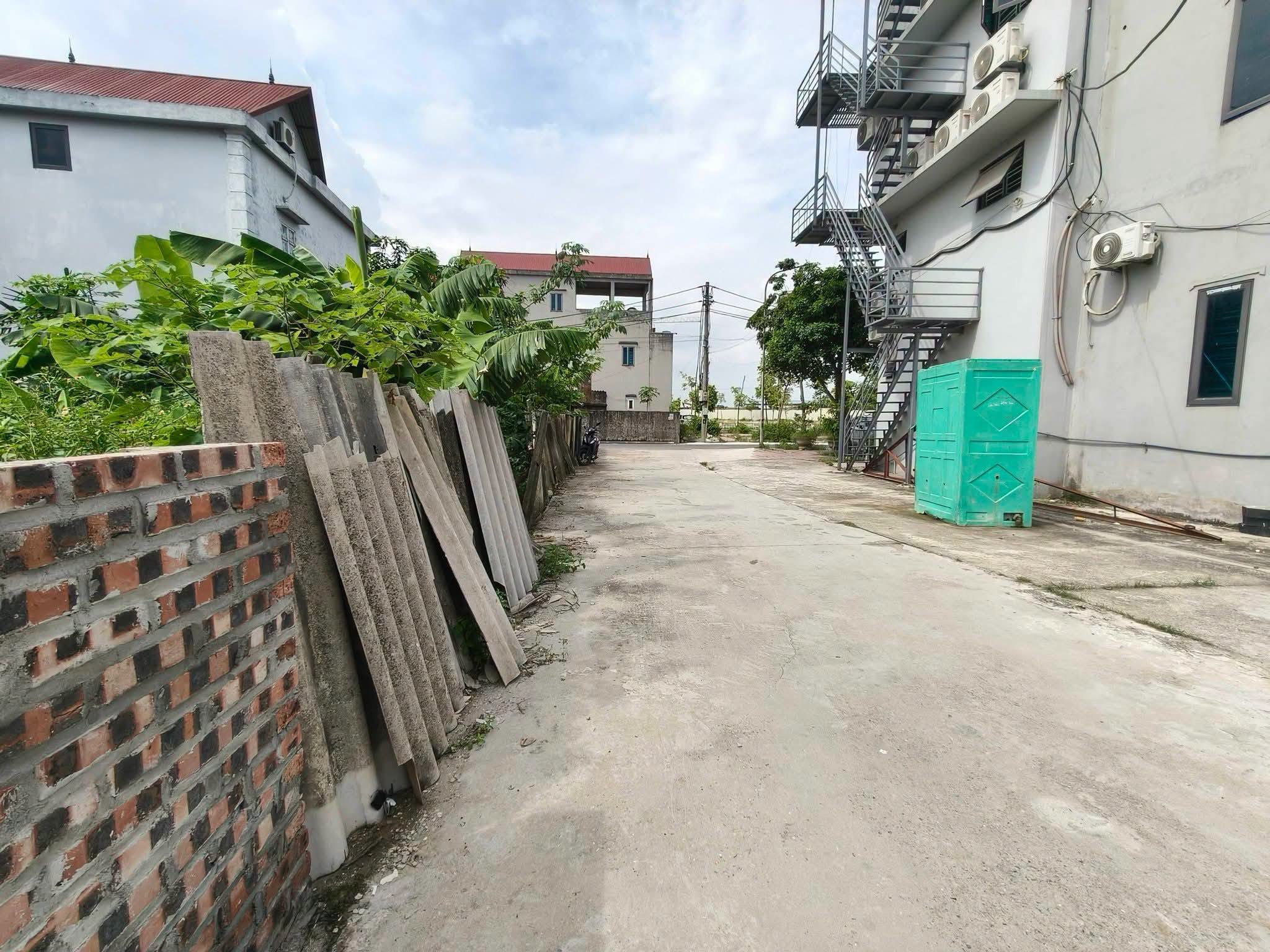 Chồng ốm, con thơ. Cần bán gấp, 80m2, mt5m, 8.x Tỷ, Nguyên Khê, Đông Anh. 3 ô tô tránh.