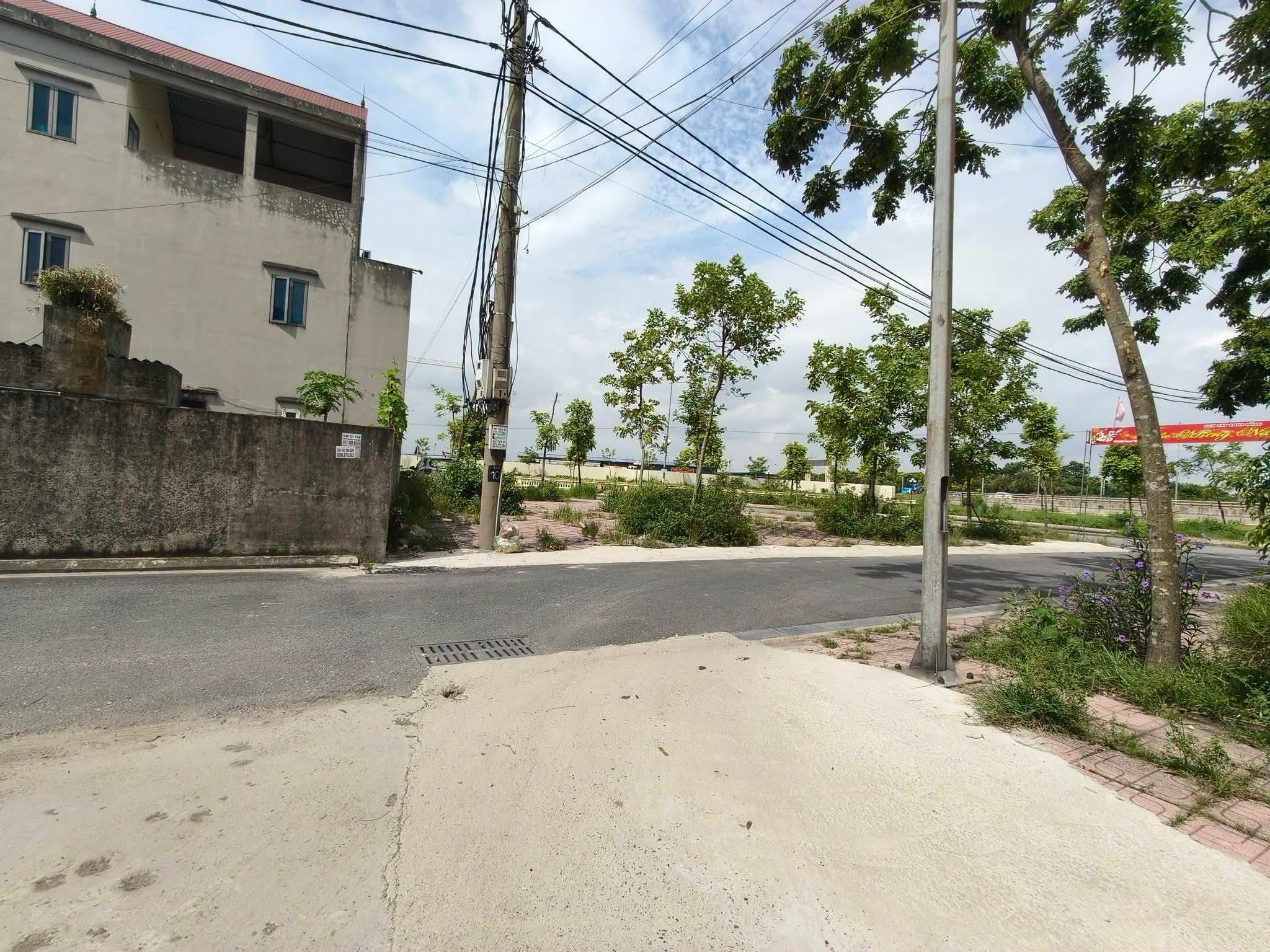 Chồng ốm, con thơ. Cần bán gấp, 80m2, mt5m, 8.x Tỷ, Nguyên Khê, Đông Anh. 3 ô tô tránh.