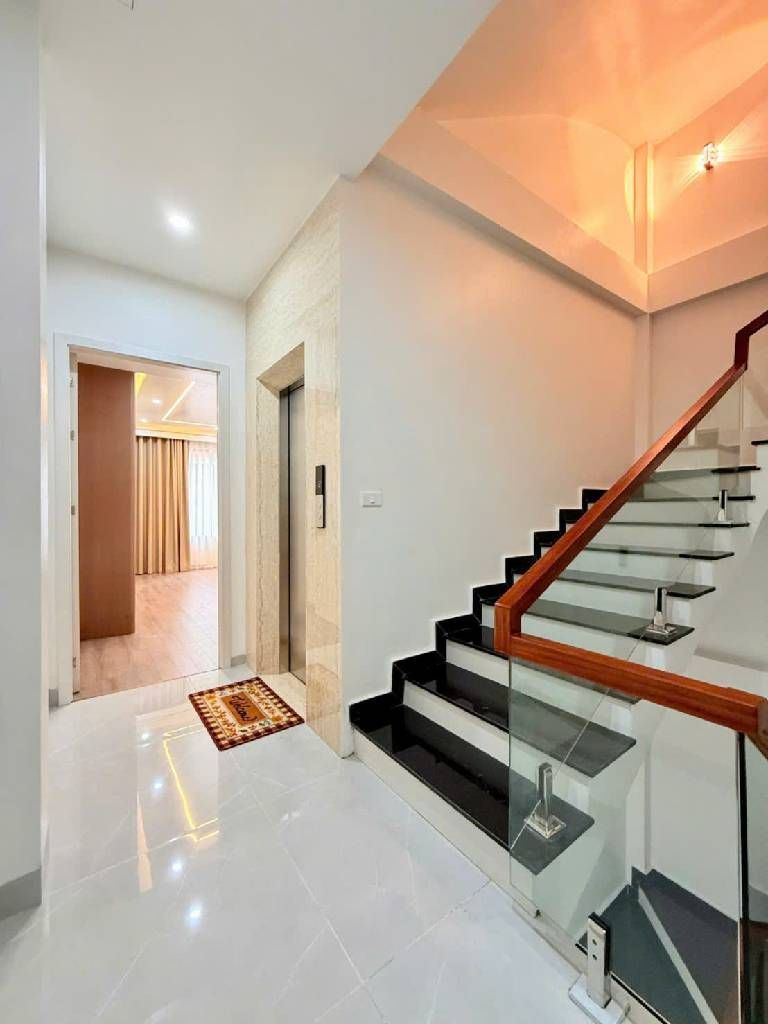 Bán nhà phố Ngọc Khánh Kim Mã, 7 tầng thang máy, ô tô vào nhà, 60m, trên 20 tỷ