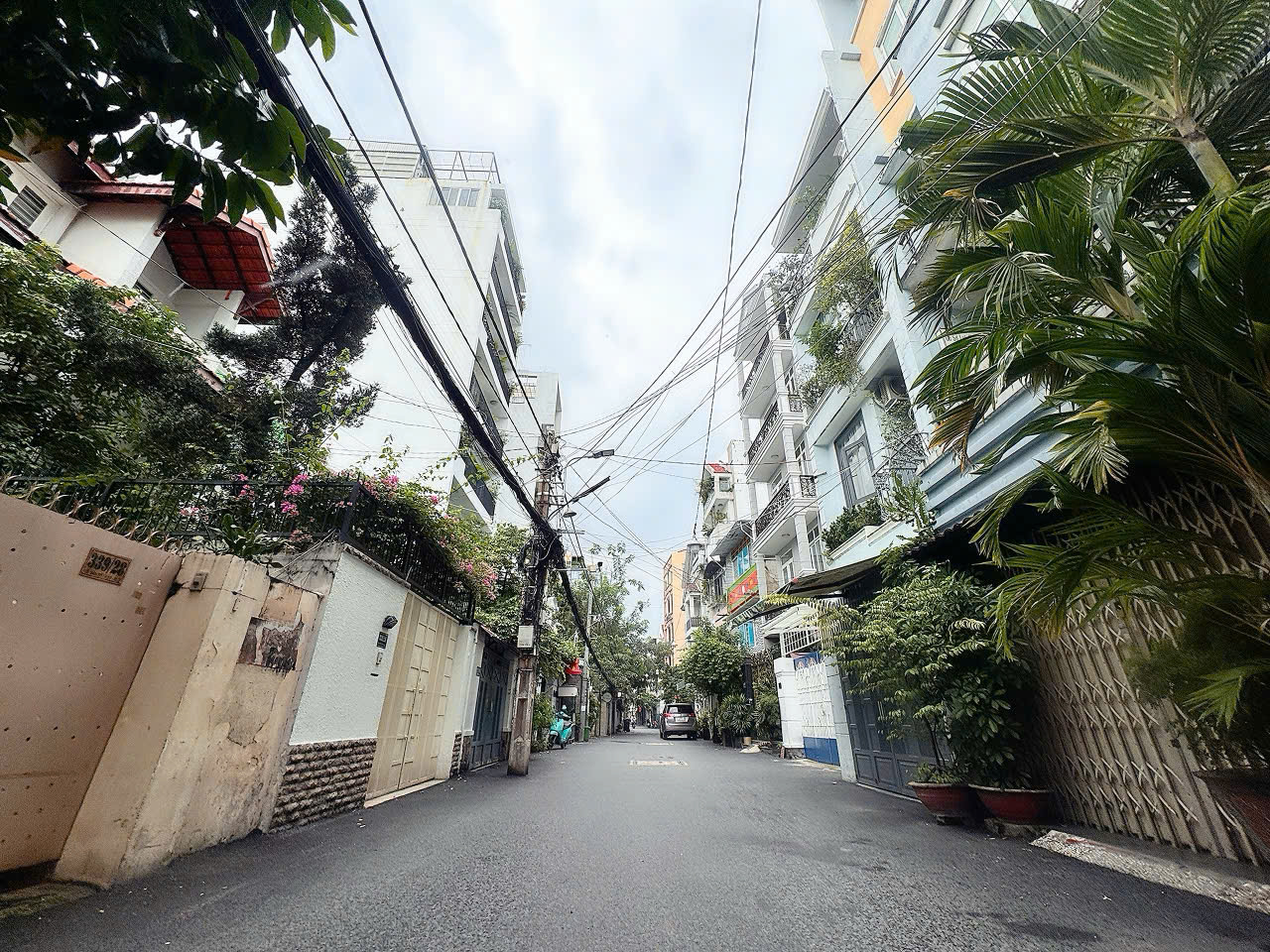 HIẾM BÁN - XE HƠI NGỦ TRONG NHÀ Đ.LÊ VĂN SỸ, QUẬN 3 - DT KHỦNG 116M2 NGANG 4,1M*28,4M - CHÍNH CHỦ 1 ĐỜI BÁN NHÀ 4 TẦNG BTCT* LIÊN HỆ GIANG GIANG: 093.86.76.685-4