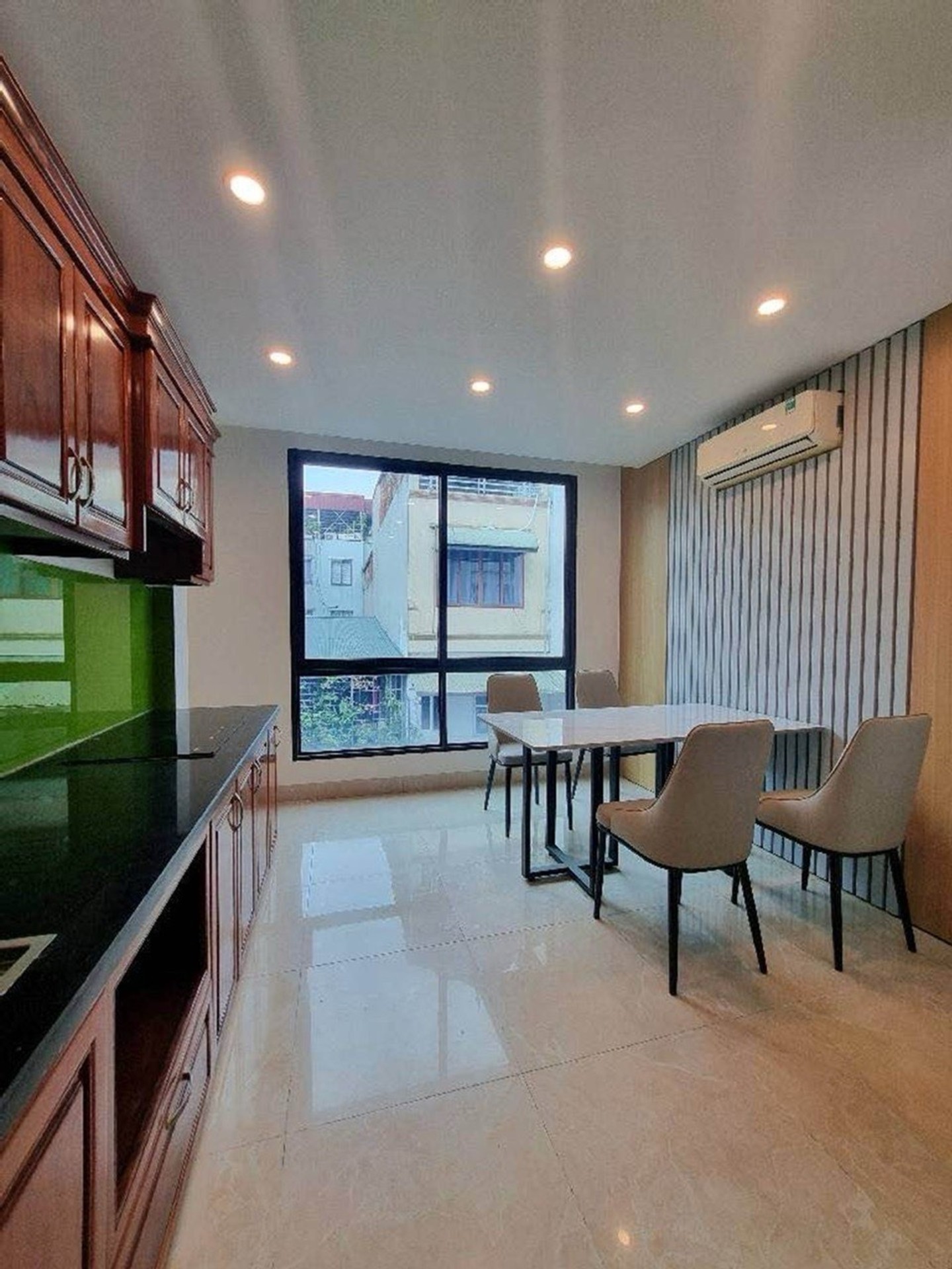 Bán nhà sát  Hào Nam 40m lô góc kinh doanh  gần oto chỉ nhỉnh 9 tỷ