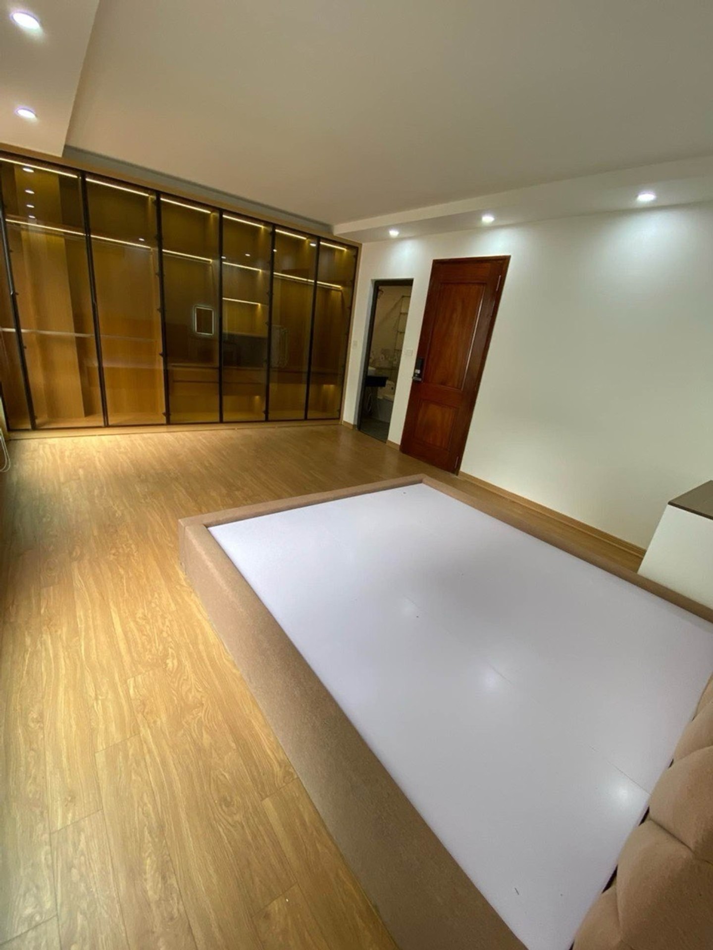 Bán nhà 40m  Hào Nam  lô góc kinh doanh  gần oto chỉ nhỉnh 9 tỷ