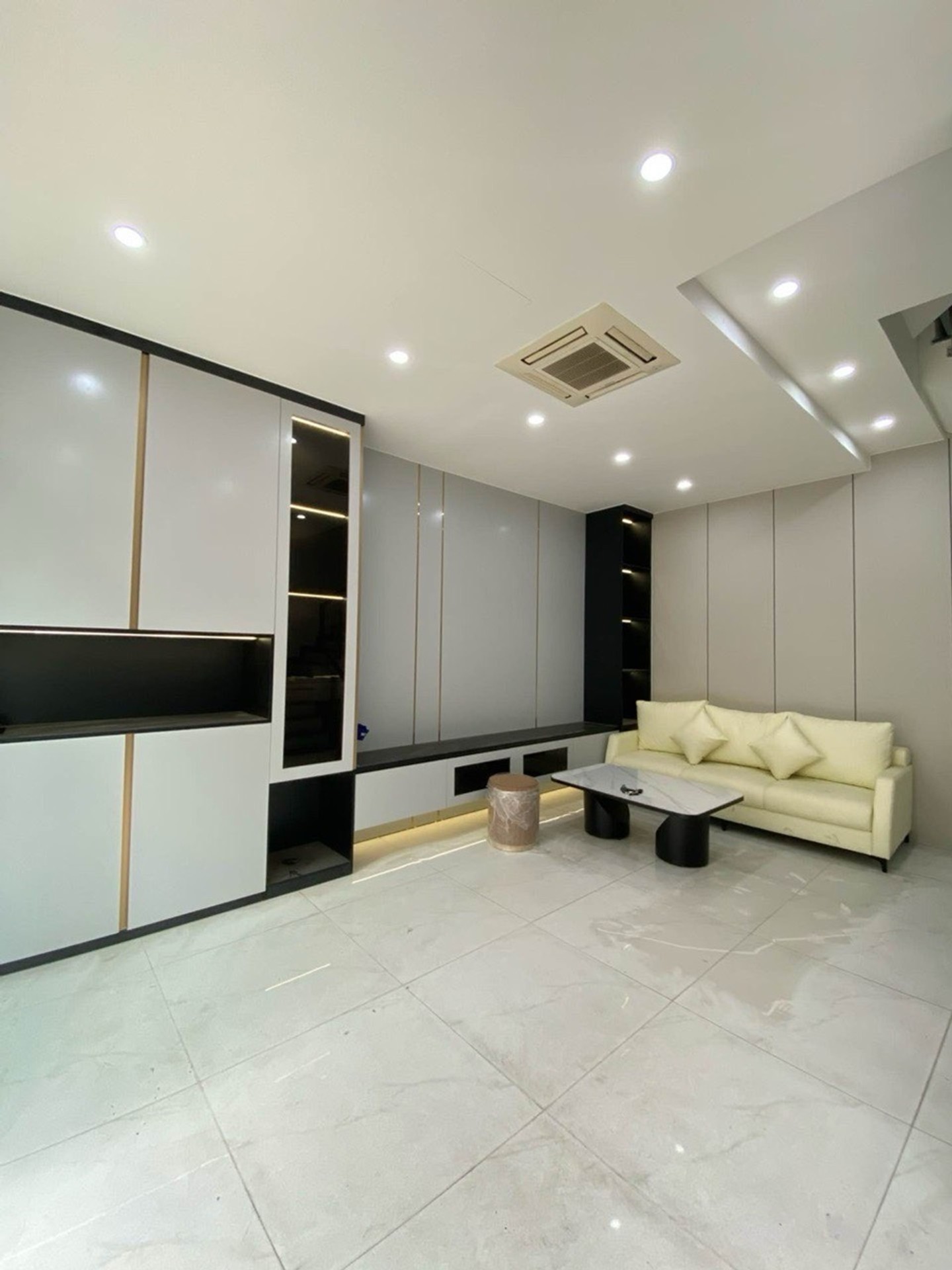 Bán nhà 86 Hào Nam 40m lô góc kinh doanh  gần oto chỉ nhỉnh 9 tỷ