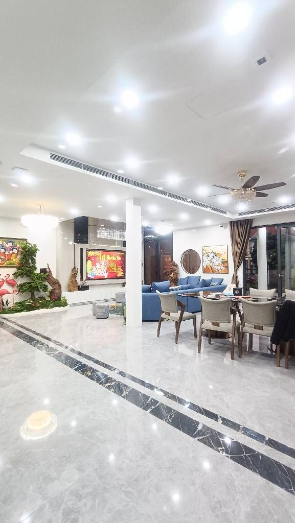 Bán nhà phố Quần Ngựa Văn Cao, ô tô vào nhà, 90m, mặt tiền 8.5m, giá tốt