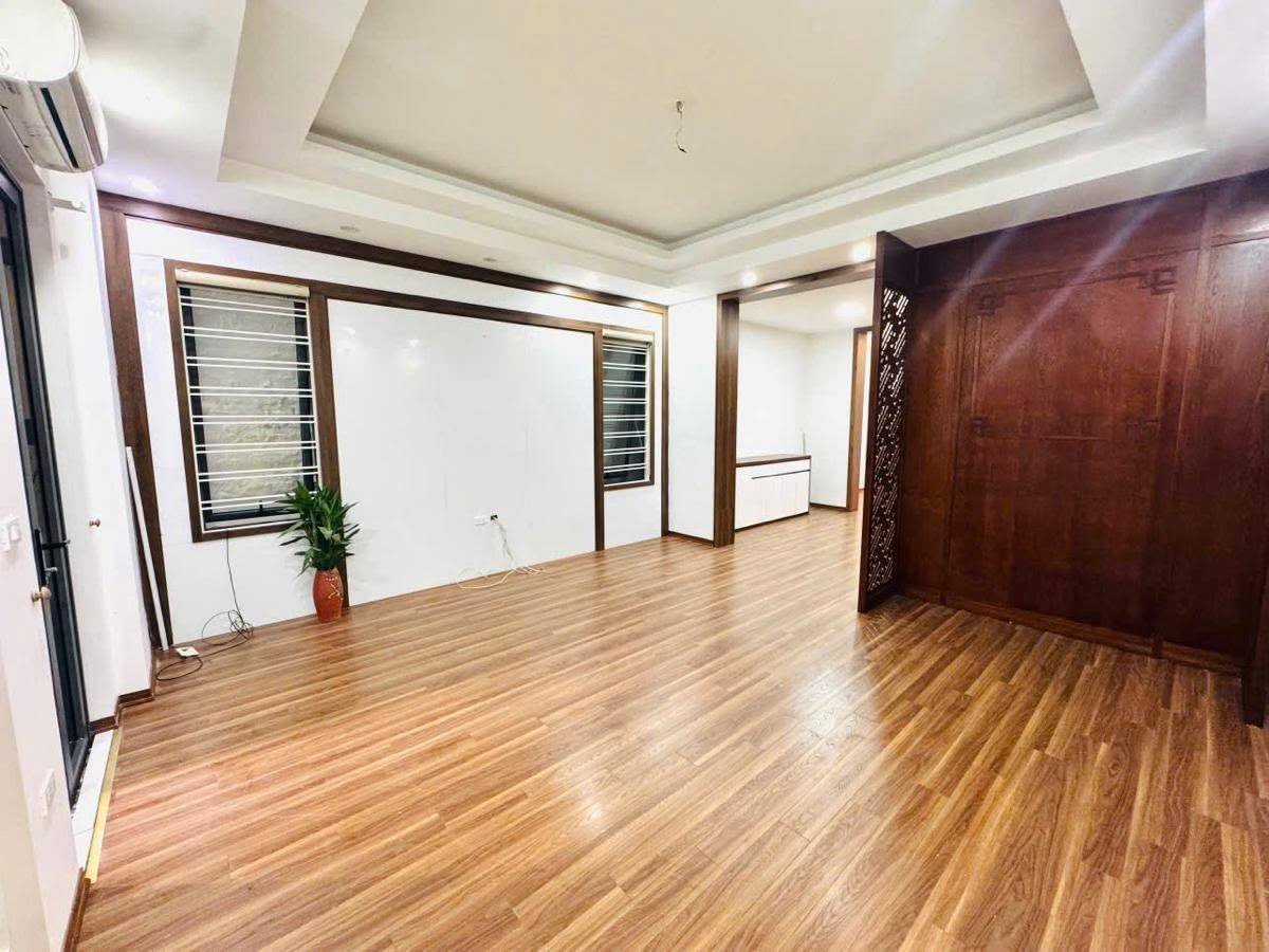 Bán nhà phố Quần Ngựa Văn Cao, ô tô vào nhà, 90m, mặt tiền 8.5m, giá tốt