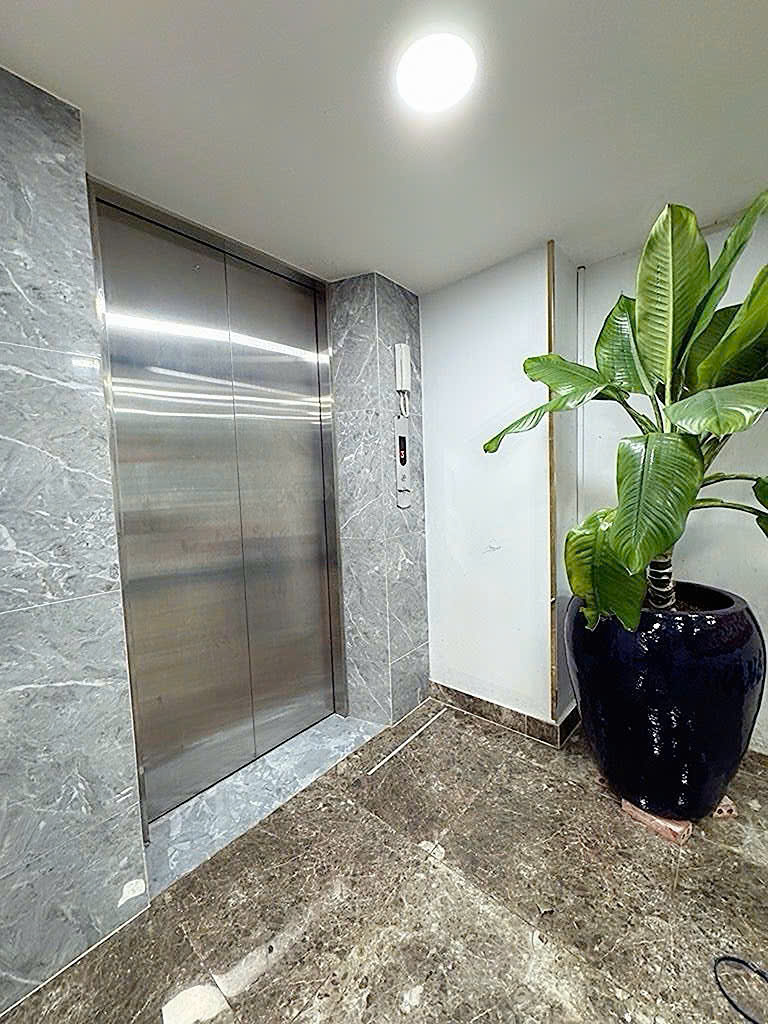 BÁN NHÀ 5 TẦNG THANG MÁY - XE HƠI NGỦ TRONG NHÀ Đ.BẾN VÂN ĐỒN, P.KHÁNH HỘI, QUẬN 4 - NGANG HIẾM 6,6M *16M ĐẸP * LIÊN HỆ GIANG GIANG: 093.86.76.685-4