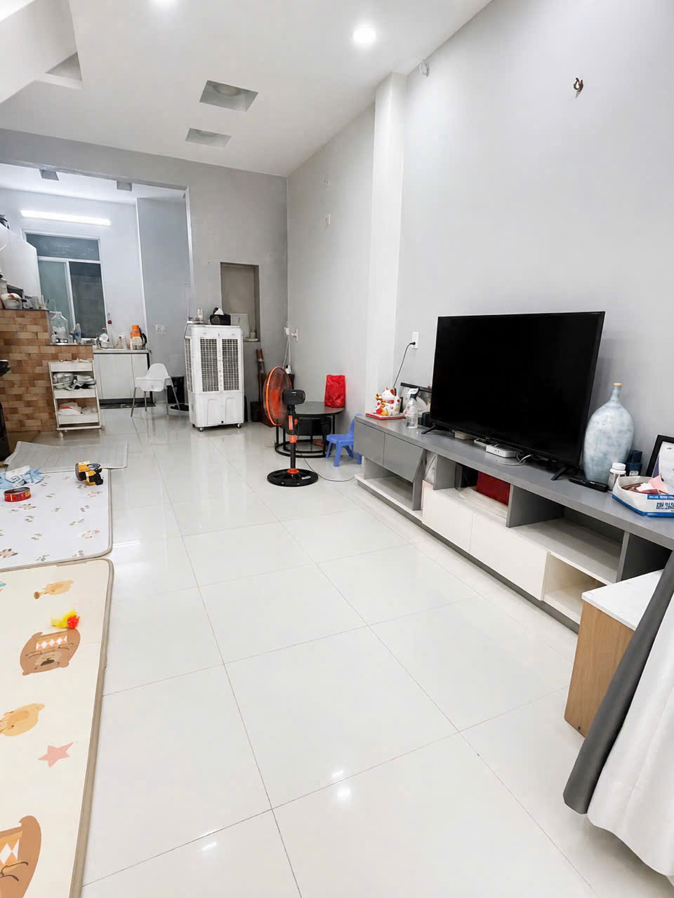bán nhà mới 
Ngang 4.75 x 10.6 đúc bê tông q4 trung tâm
