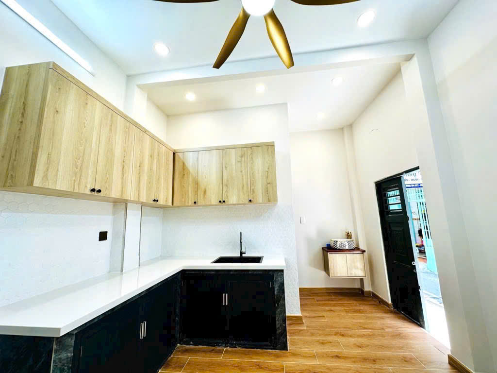 bán nhà mặt tiền kinh doanh Q4 
Ngang 4 x 10 xây mới đúc bê tông 
có 5 đ