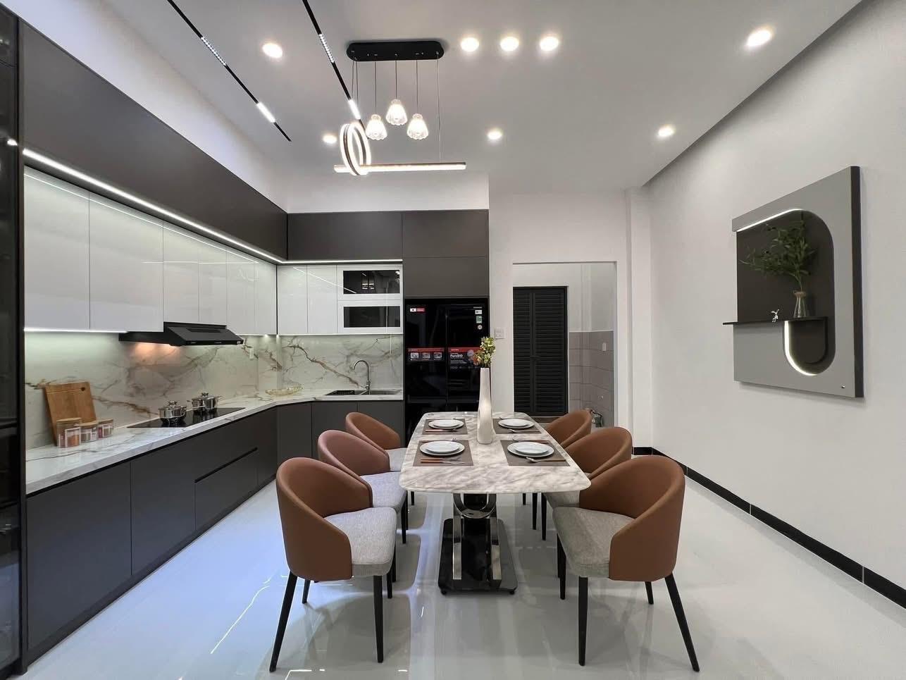 **Bán nhà HXH Cách Mạng Tháng 8** p.5 Tân Bình (4,5*10m) 3 tầng