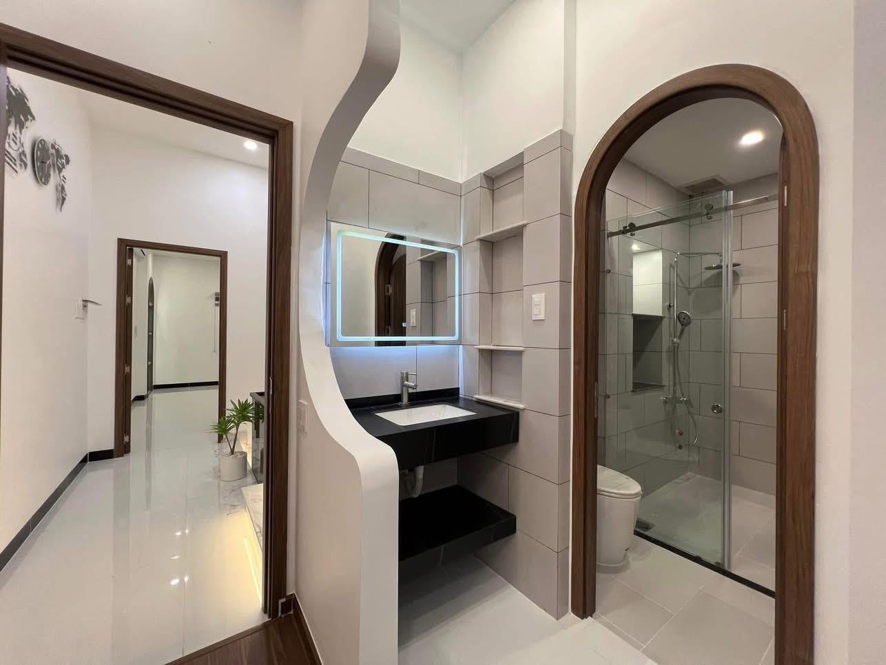 **Bán nhà HXH Cách Mạng Tháng 8** p.5 Tân Bình (4,5*10m) 3 tầng
