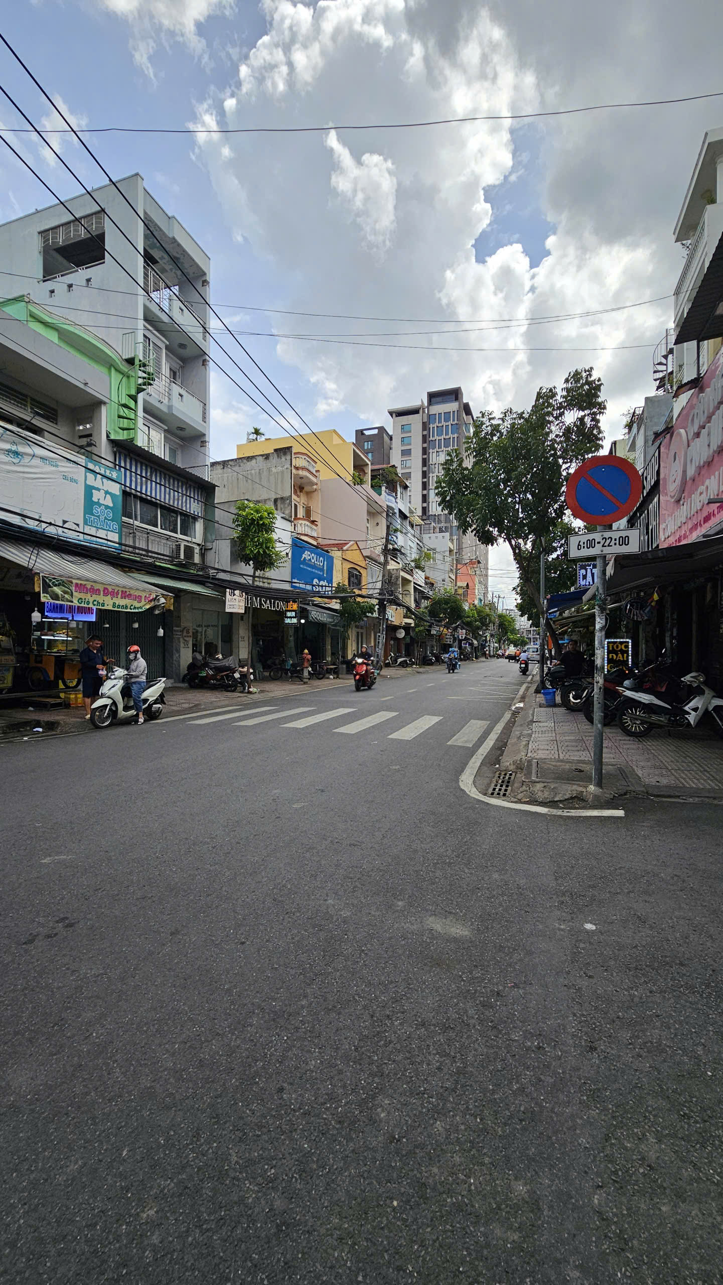 bán nhà mặt tiền kinh doanh khánh hội 
Ngang 4 dài 10 dúc bê tông