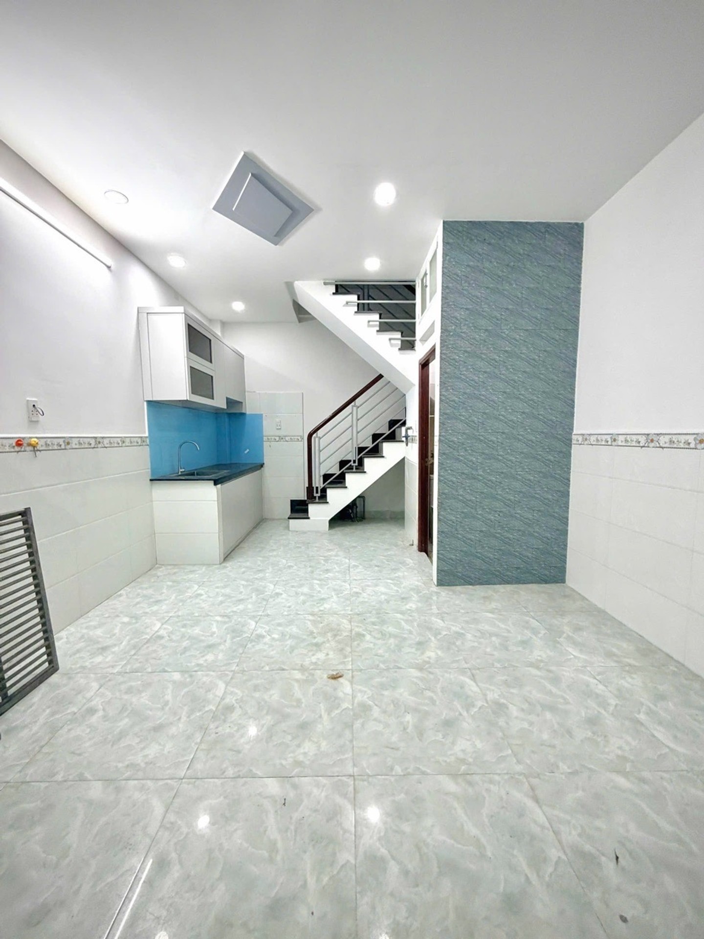 NHÀ ĐẸP XINH XẮN KIÊN CỐ 4 TẦNG ĐỦ CÔNG NĂNG 24M2,4*6M,3 PN GIÁ CHỈ NHỈNH 3