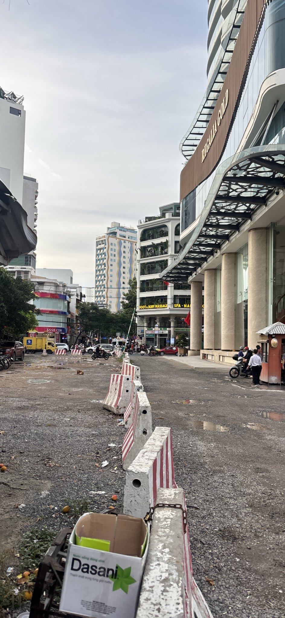 Bán nhà cấp 4 khu phố tây đường Nguyễn Thiện Thuật + Trần Quang Khải Nối Dài , Nha Trang , cách biển 300m
 - 
Dt : 93,5m2 - Giá bán : 28 tỷ - 
Lh : 0905.724.084 Ngọc Bích Land