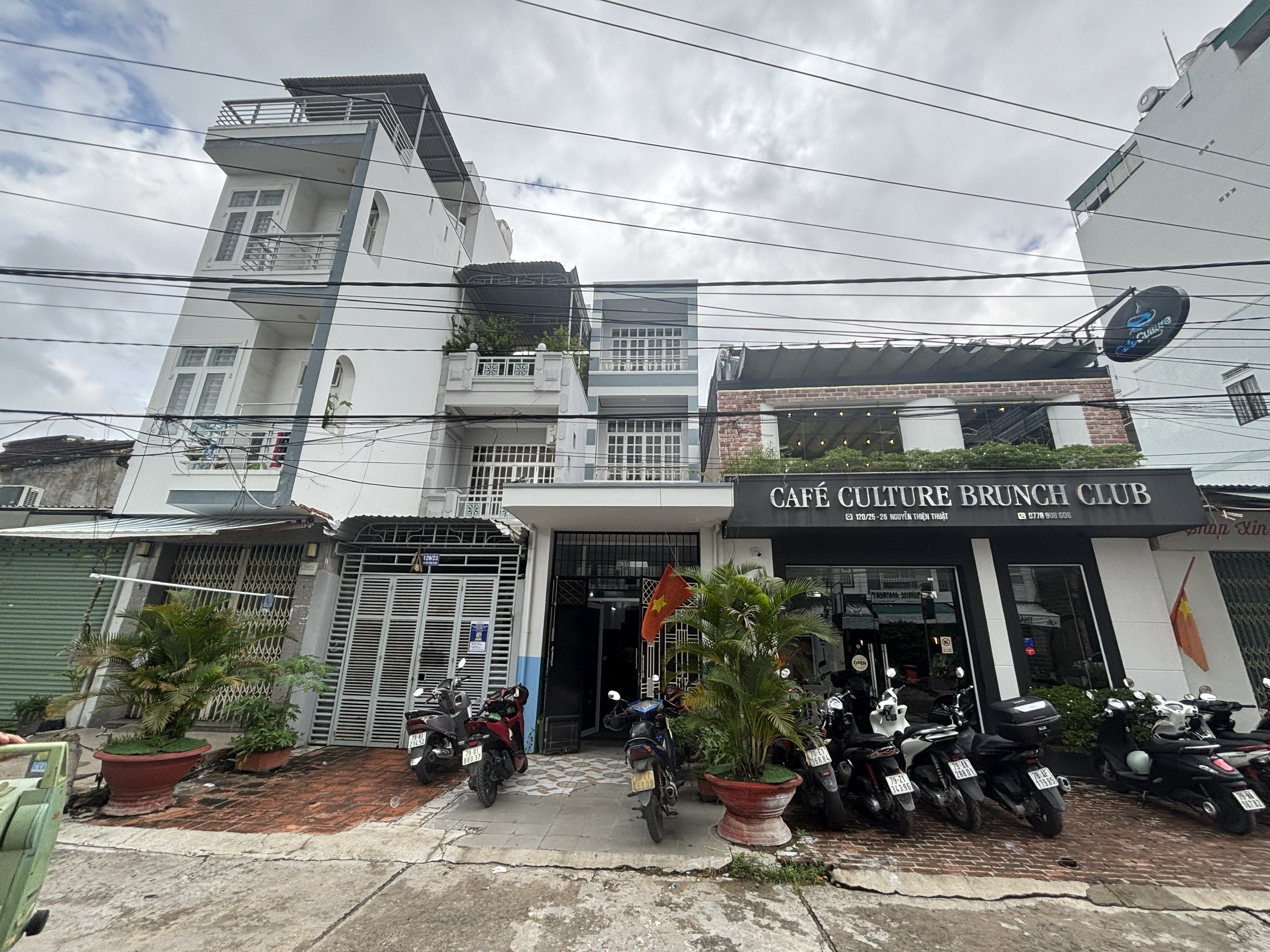 Bán nhà cấp 4 khu phố tây đường Nguyễn Thiện Thuật + Trần Quang Khải Nối Dài , Nha Trang , cách biển 300m
 - 
Dt : 93,5m2 - Giá bán : 28 tỷ - 
Lh : 0905.724.084 Ngọc Bích Land-1