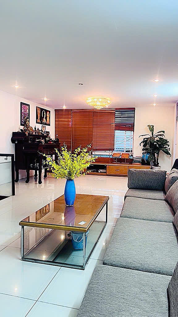 HIẾM BÁN NGANG 5,5M*19M - ĐƯỜNG 10M XE HƠI ĐẬU NGÀY ĐÊM Đ.CÁCH MẠNG THÁNG 8, Q3 - CĂN GÓC 2 MẶT TIỀN SIÊU ĐẸP* LIÊN HỆ GIANG GIANG: 093.86.76.685-3