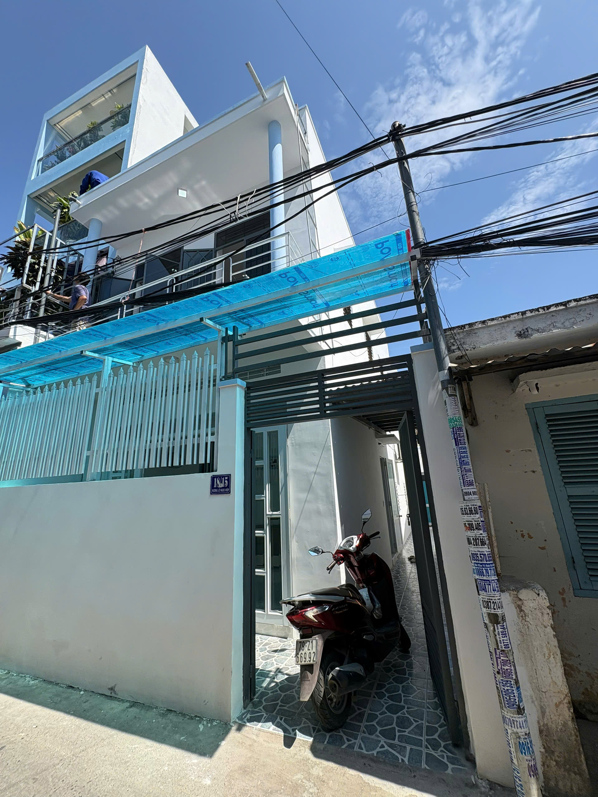 Nhà 2 tầng, dt 98m ngang 6m, hậu 6,5m full thổ cư, Sát gần chợ Phương Sài

Giá 4ty350tr thương lượng nhẹ