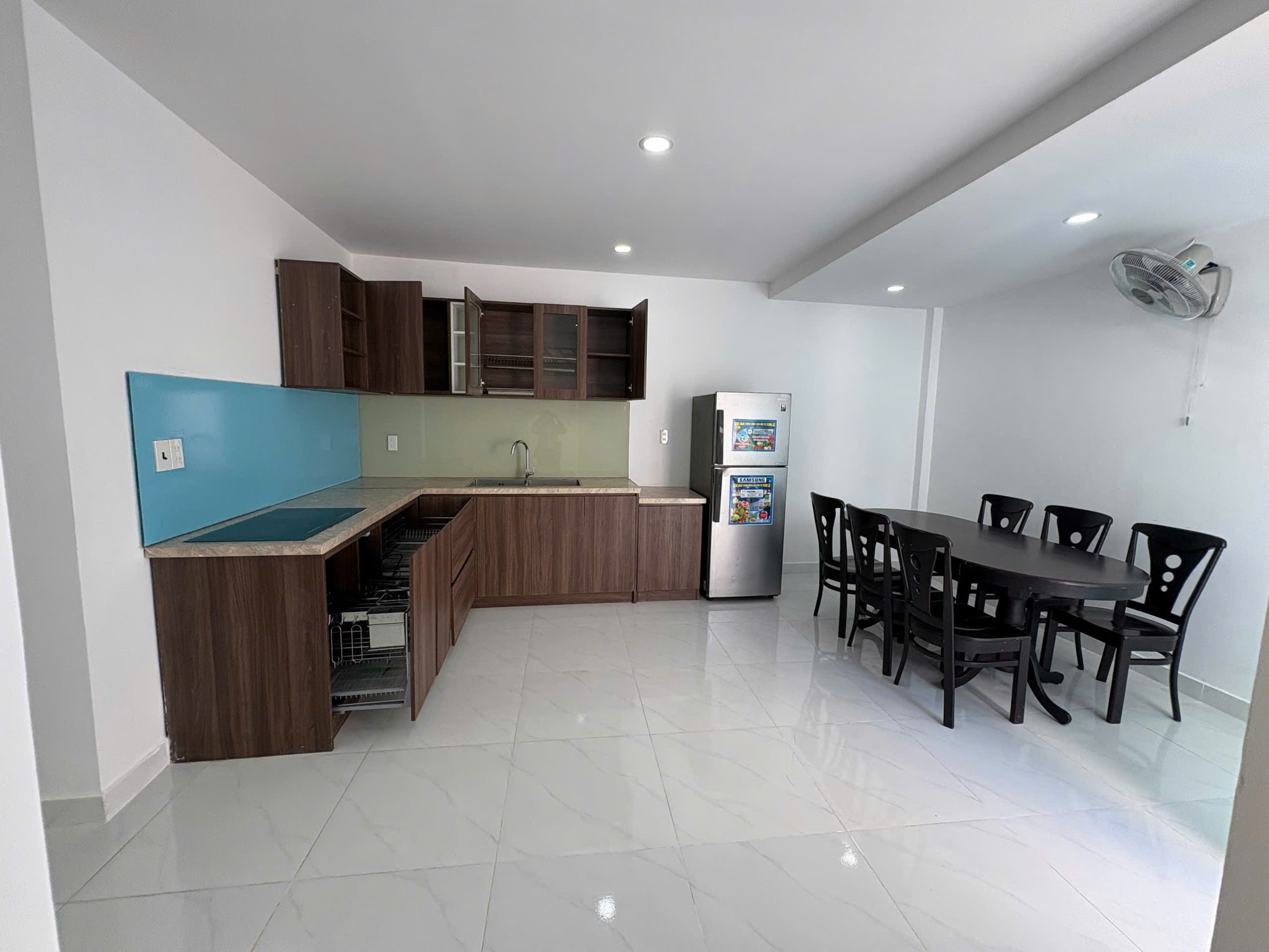 Nhà 2 tầng, dt 98m ngang 6m, hậu 6,5m full thổ cư, Sát gần chợ Phương Sài

Giá 4ty350tr thương lượng nhẹ