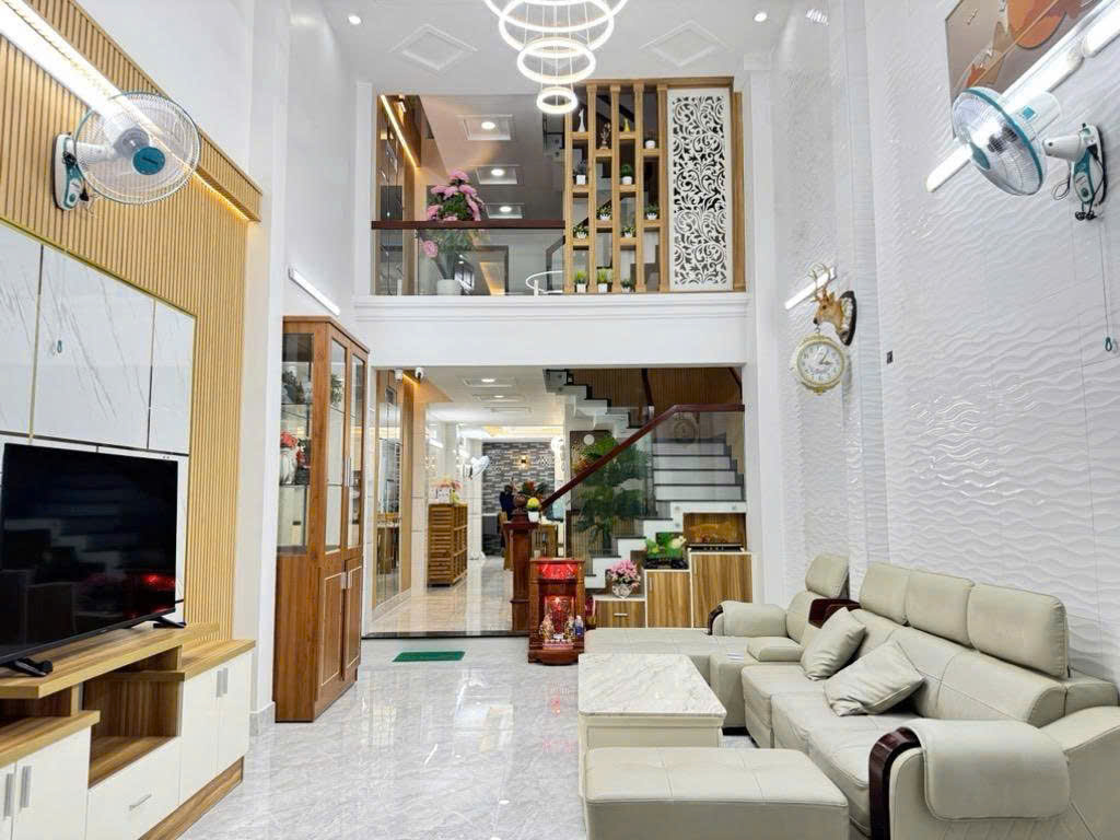 NGỘP BANK chỉ 10 tỷ xíu có nhà 5 tầng HXH 1 trục Quang Trung 88m2 có T.máy gần Emart 2. 