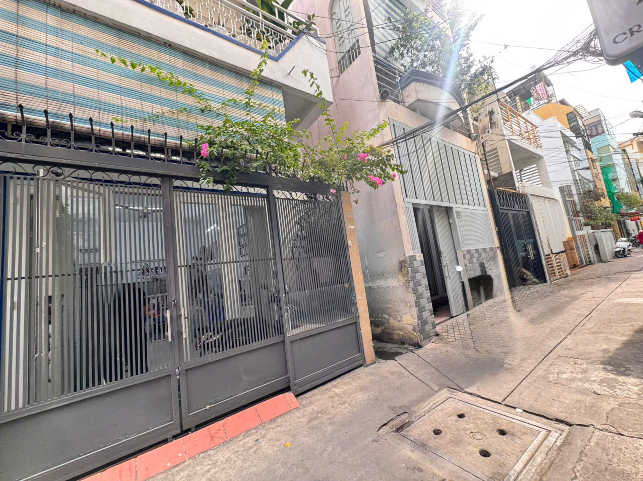 BÁN NHÀ 2 TẦNG MẶT TIỀN HẺM XE HƠI NGỦ TRONG NHÀ Đ.LÊ THỊ RIÊNG, Q1 - NGANG HIẾM 6M*26M SỔ HÒNG VUÔNG ĐẸP - KHU VỰC XÂY CAO TẦNG ĐỒNG BỘ & KINH DOANH ĐA NGÀNH SIÊU ĐỈNH* LIÊN HỆ GIANG GIANG: 093.86.76.685-3