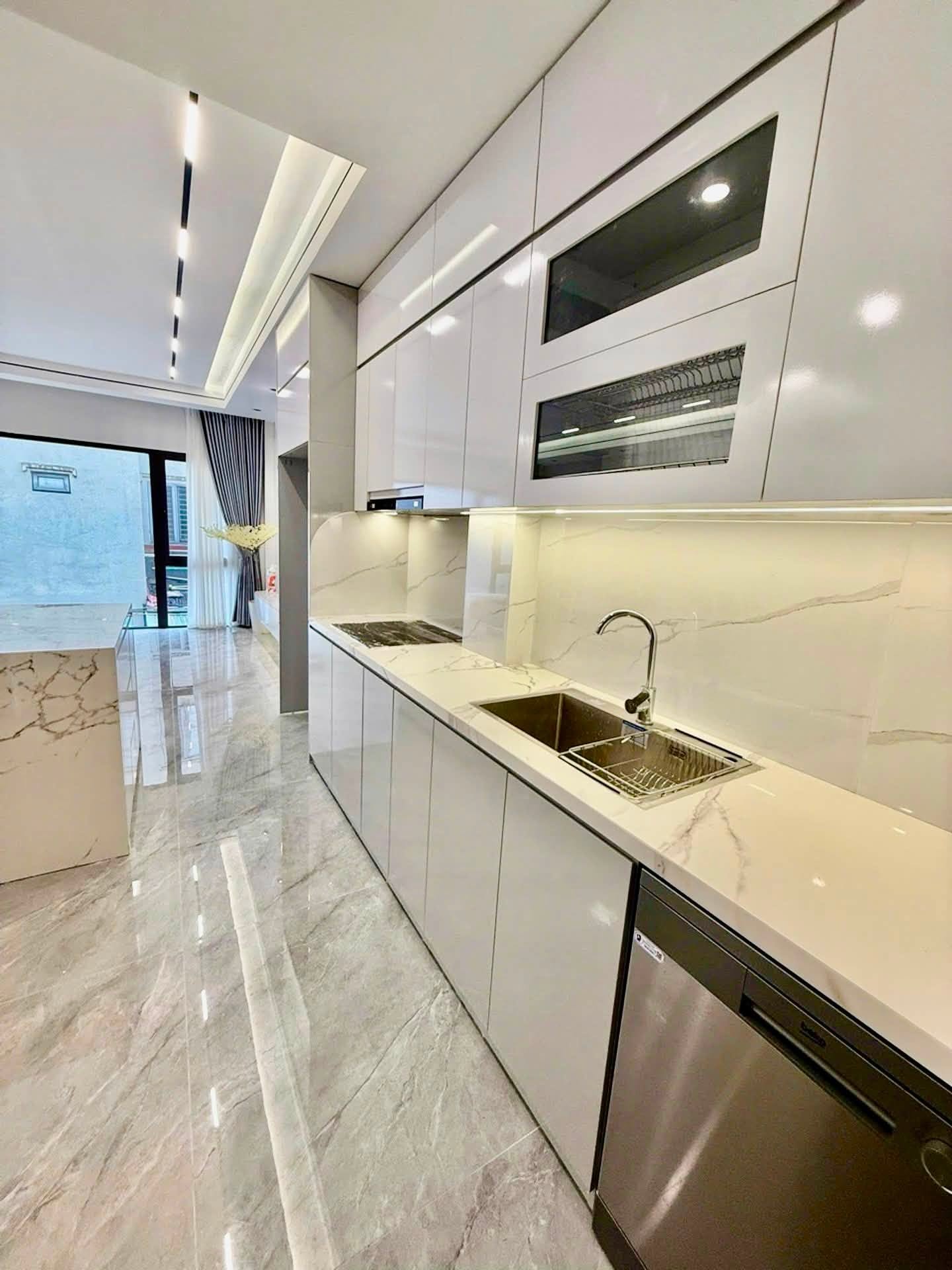 BÁN NHÀ CỔ LINH - THẠCH BÀN – THANG MÁY – GARA 2 Ô TÔ – FULL NỘI THẤT – 7 TẦNG 
Vị trí đắc địa: – thông Cổ Linh- thạch bàn. chỉ vài phút đến AEON Mall Long Biên, cầu Vĩnh Tuy, chợ Thạch Bàn, nút giao Cổ Linh… Giao thông thuận tiện, khu dân cư văn mi
