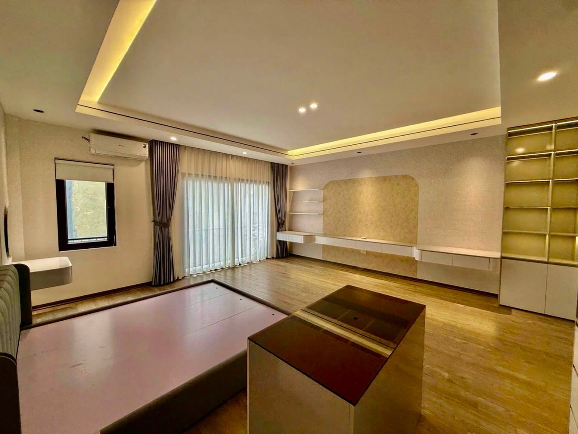 BÁN NHÀ CỔ LINH - THẠCH BÀN – THANG MÁY – GARA 2 Ô TÔ – FULL NỘI THẤT – 7 TẦNG 
Vị trí đắc địa: – thông Cổ Linh- thạch bàn. chỉ vài phút đến AEON Mall Long Biên, cầu Vĩnh Tuy, chợ Thạch Bàn, nút giao Cổ Linh… Giao thông thuận tiện, khu dân cư văn mi