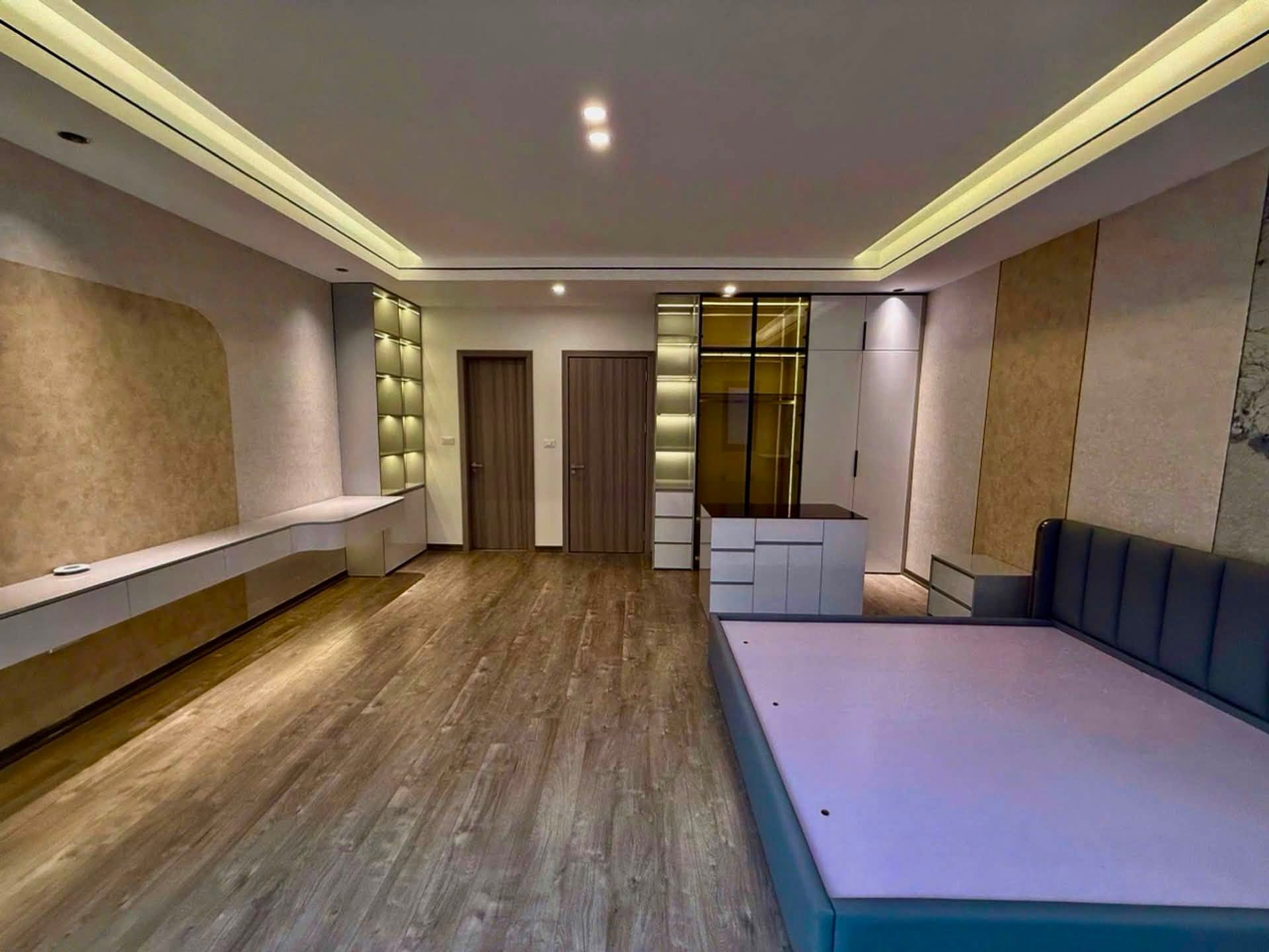 BÁN NHÀ CỔ LINH - THẠCH BÀN – THANG MÁY – GARA 2 Ô TÔ – FULL NỘI THẤT – 7 TẦNG 
Vị trí đắc địa: – thông Cổ Linh- thạch bàn. chỉ vài phút đến AEON Mall Long Biên, cầu Vĩnh Tuy, chợ Thạch Bàn, nút giao Cổ Linh… Giao thông thuận tiện, khu dân cư văn mi-3