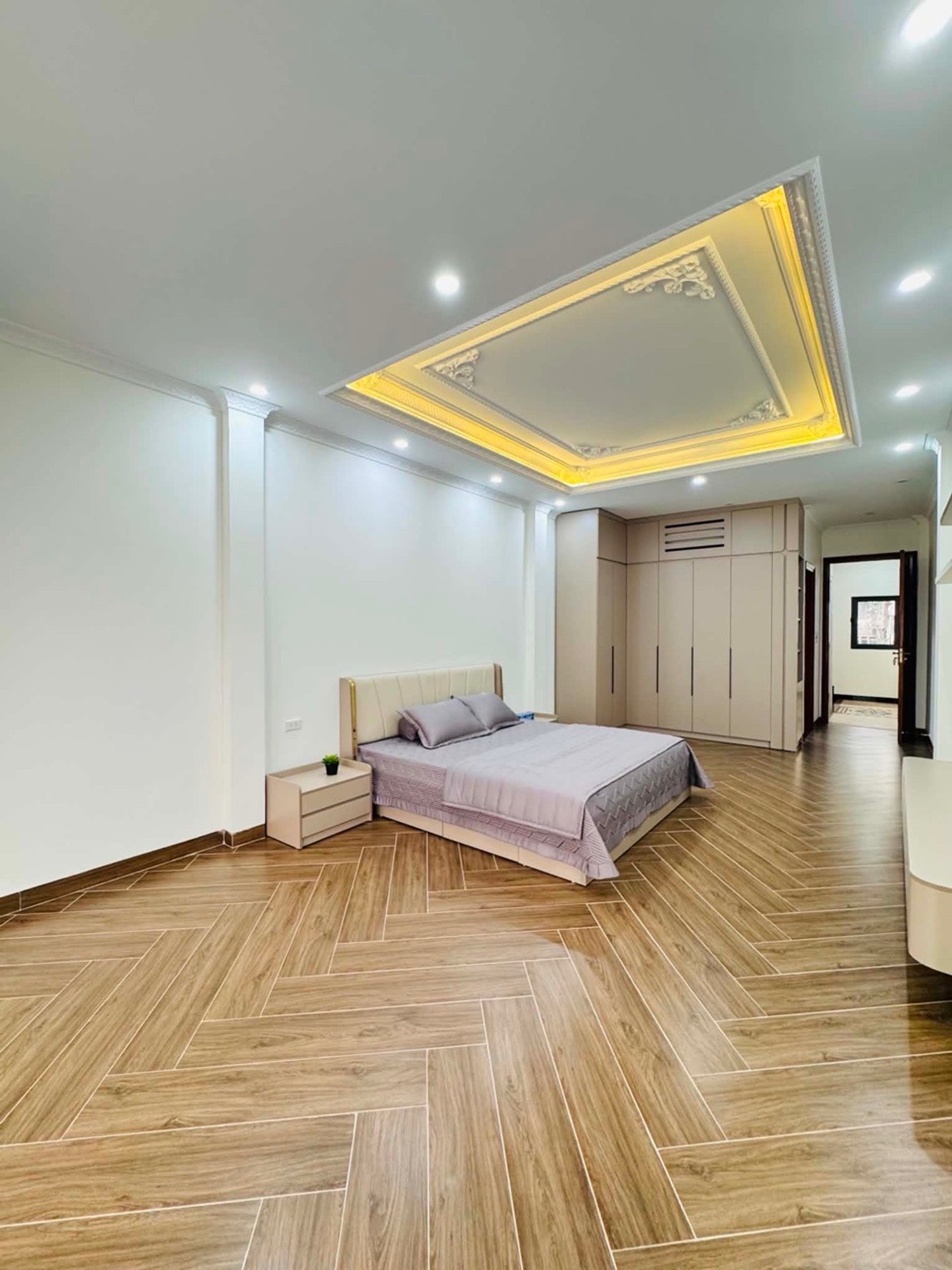 Bán nhà chính chủ Phân Lô Hoàng Cầu quy hoạch ổn định, 56m 8 tầng thang máy mới oto chỉ 20 tỷ
