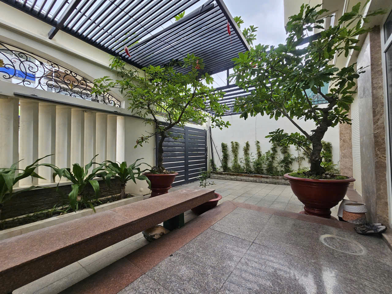 BÁN BIỆT THỰ SÂN VƯỜN 3 TẦNG – TP. NHA TRANG

 - Diện tích đất 287m² , ngang 13m
 -  Giá chỉ 22 tỷ ( tl )

 -  Ngọc Bích Land – 0905 724 084-4