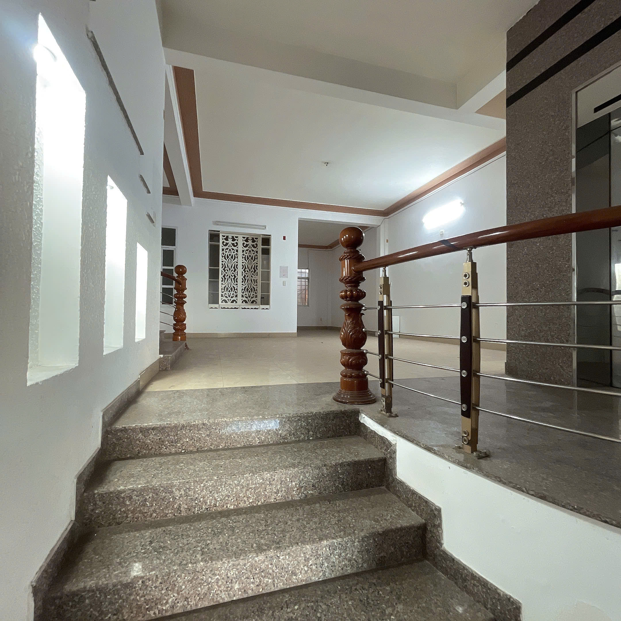 Cho Thuê Nhà Mặt Tiền Đường 2/9 Hải Châu 750m² – Giá Chỉ 50 Triệu, có thang máy