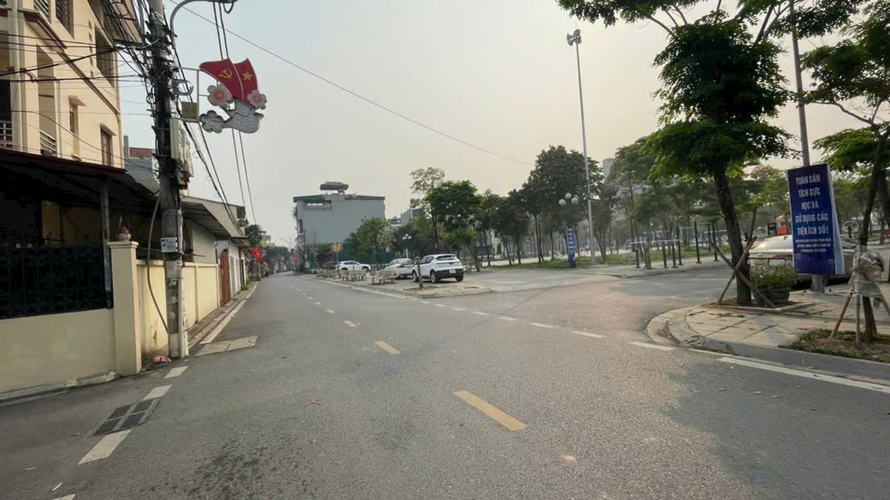 Nhà đẹp ở ngay - Ô tô tránh, mặt công viên, gần cầu Nhật Tân, chỉ 15 phút vào trung tâm Hà Nội