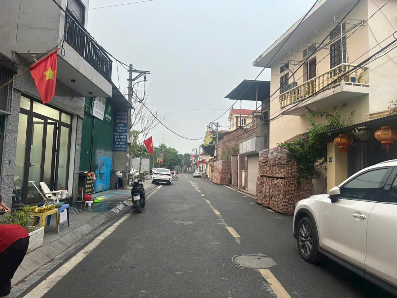 Nhà đẹp ở ngay - Ô tô tránh, mặt công viên, gần cầu Nhật Tân, chỉ 15 phút vào trung tâm Hà Nội
