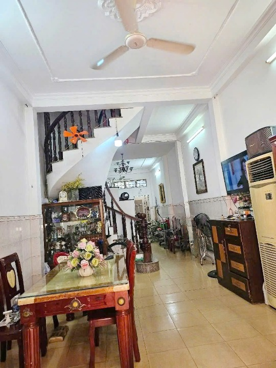 Nhà đẹp ngay trường Võ Văn Kiệt P13Q8 P.Phú Định