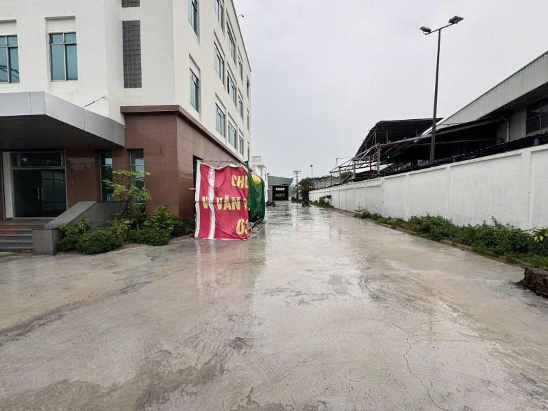 Bán Nhà + Kho Xưởng, Mặt tiền Độc Lập, P.Dĩ An, 1900m2 (24x81m), 4 Tầng, chỉ 32 Tỷ.