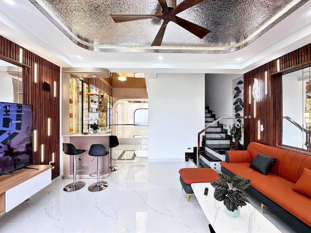 Nhà đẹp kiêu sa, khu đồng bộ Hoàng Quốc Việt, nội thất đẳng cấp, chỉ hơn 14 tỷ