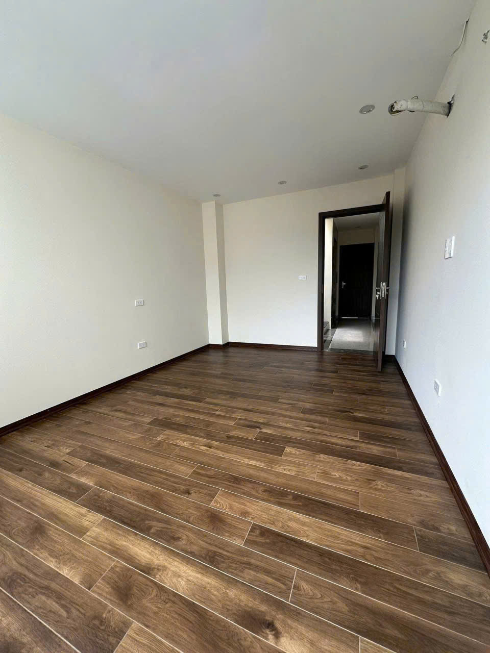 BÁN NHÀ Lạc Long Quân - Tây Hồ - DT: 58m2 - 5 tầng - mt: 3.6m - giá: 14.xx tỷ