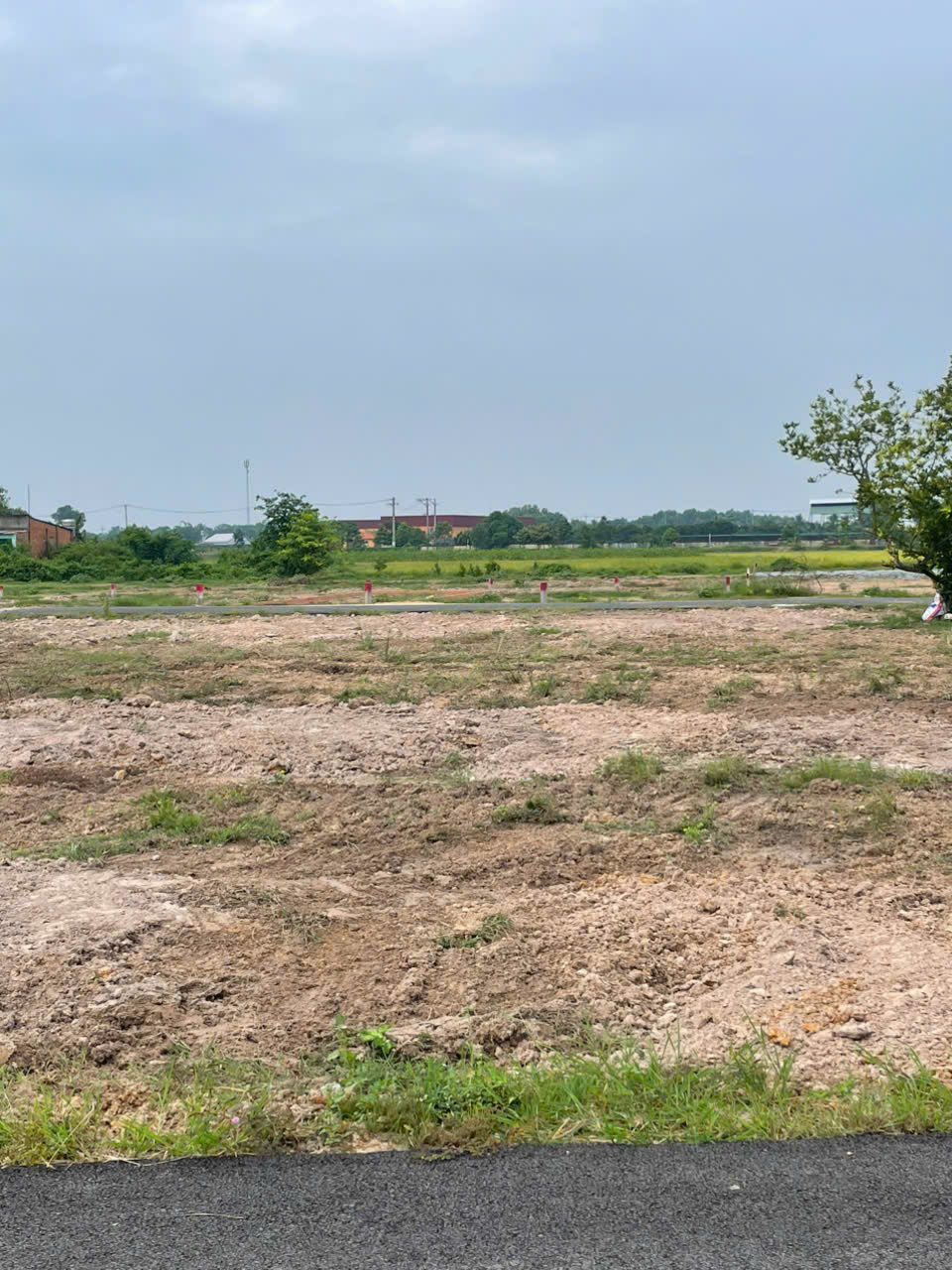 Bán đất chính chủ gửi 100m2 tại mặt tiền đường Ba sa. Ngay quán cơm Phương giá 900 triệu. 