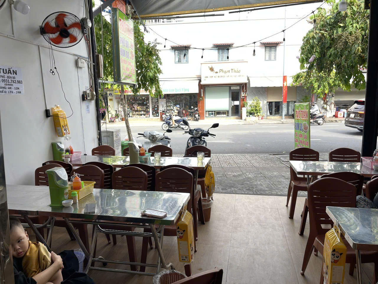 Tân Phú ! CHỐT NHANH ! SANG RẺ QUÁN PHỞ CHỈ 49tr , sân rộng 8m ( 10 bàn ) , Lề đường 4m, Tel : 0931782983 ( Chính chủ )