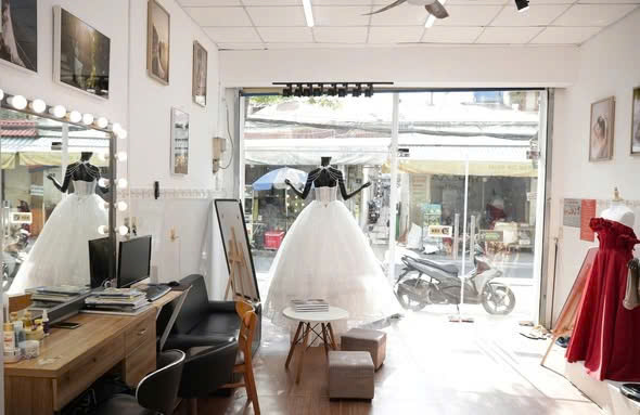 Do bận việc gia đình không có người quản lý, mình cần sang nhượng lại toàn bộ Studio áo cưới Địa chỉ: 17 Đỗ Thúc Tịnh, Phường 12, Gò Vấp, TP.HCM
