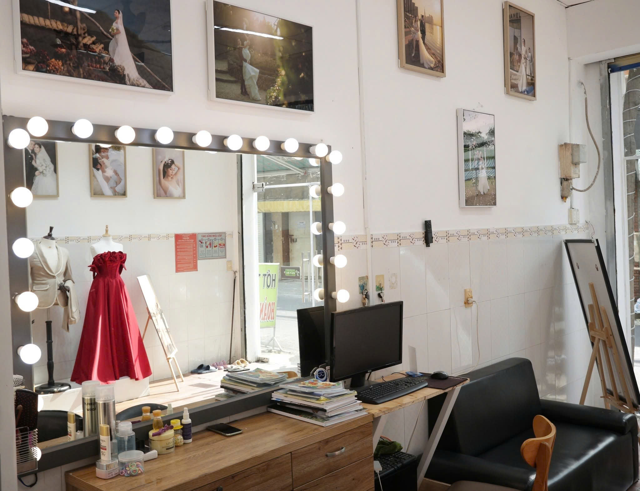 Do bận việc gia đình không có người quản lý, mình cần sang nhượng lại toàn bộ Studio áo cưới Địa chỉ: 17 Đỗ Thúc Tịnh, Phường 12, Gò Vấp, TP.HCM