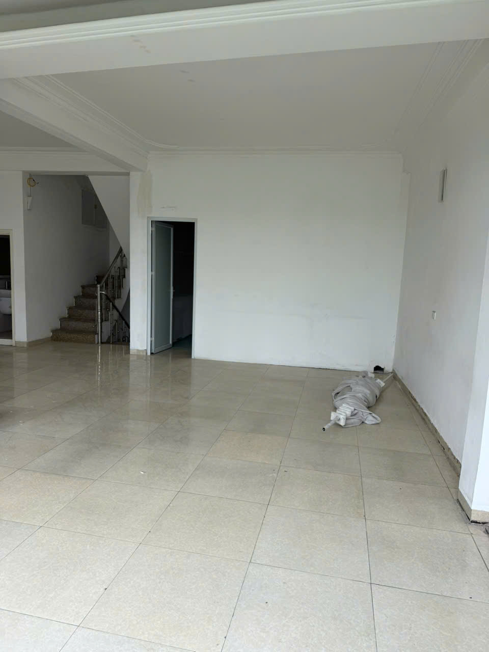 Cho thuê nhà 6 tầng,nhiều phòng,phù hợp nhiều mô hình kinh doanh,mặt đường số 171 Cầu Diễn