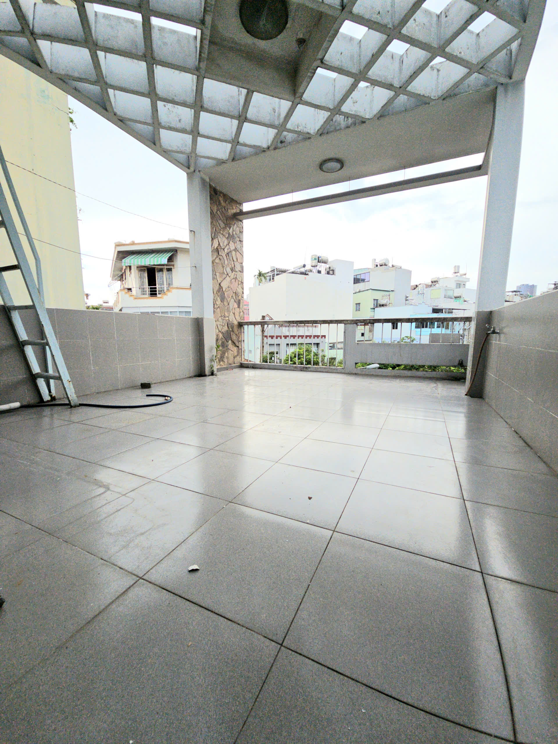 Bán nhà mặt tiền kinh doanh cạnh Q1 
Ngang 4 dài 10 đúc 5 tấm 
DÒNG TIỀN THUÊ 30 TRIỆU