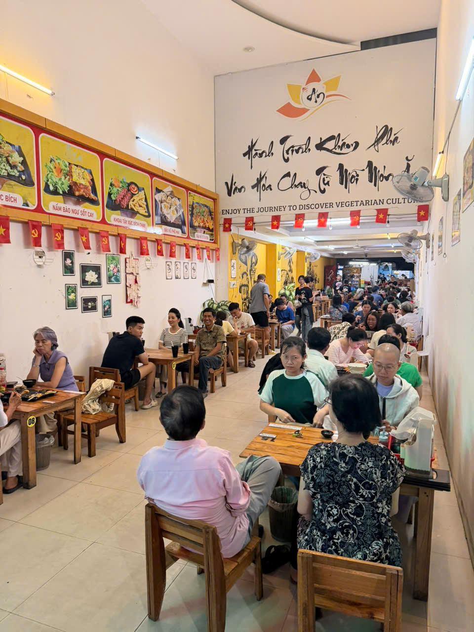 Cần sang gấp quán chay mặt tiền Nguyễn Văn Linh, giá sang toàn bộ 280tr, có thể vào kinh doanh ngay bao gồm