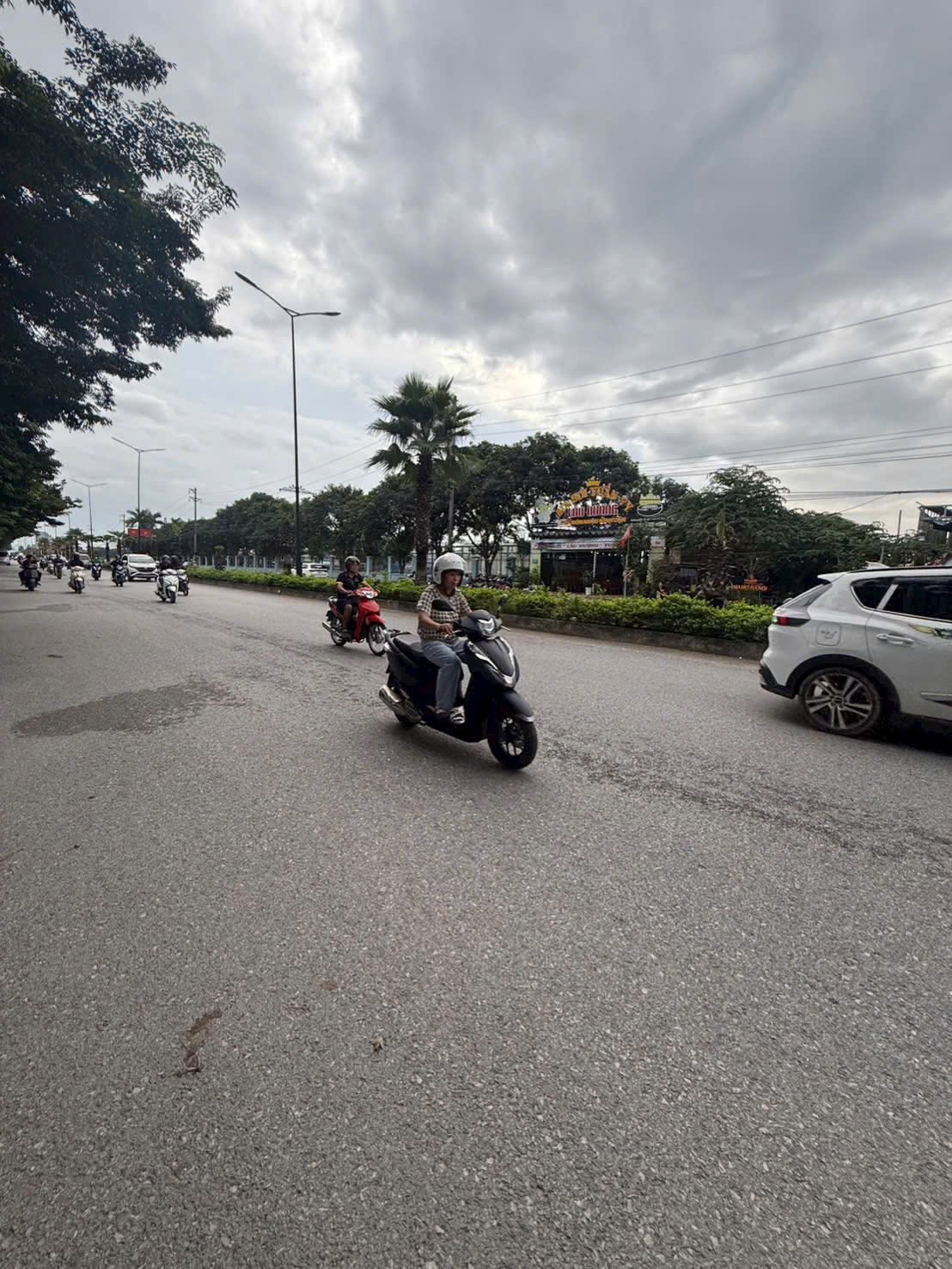 Bán đất mặt đường đôi Vũ Công Đán, ph Tứ Minh, TP HD, 200m2, mt 10m, KD buôn bán, giá siêu tốt