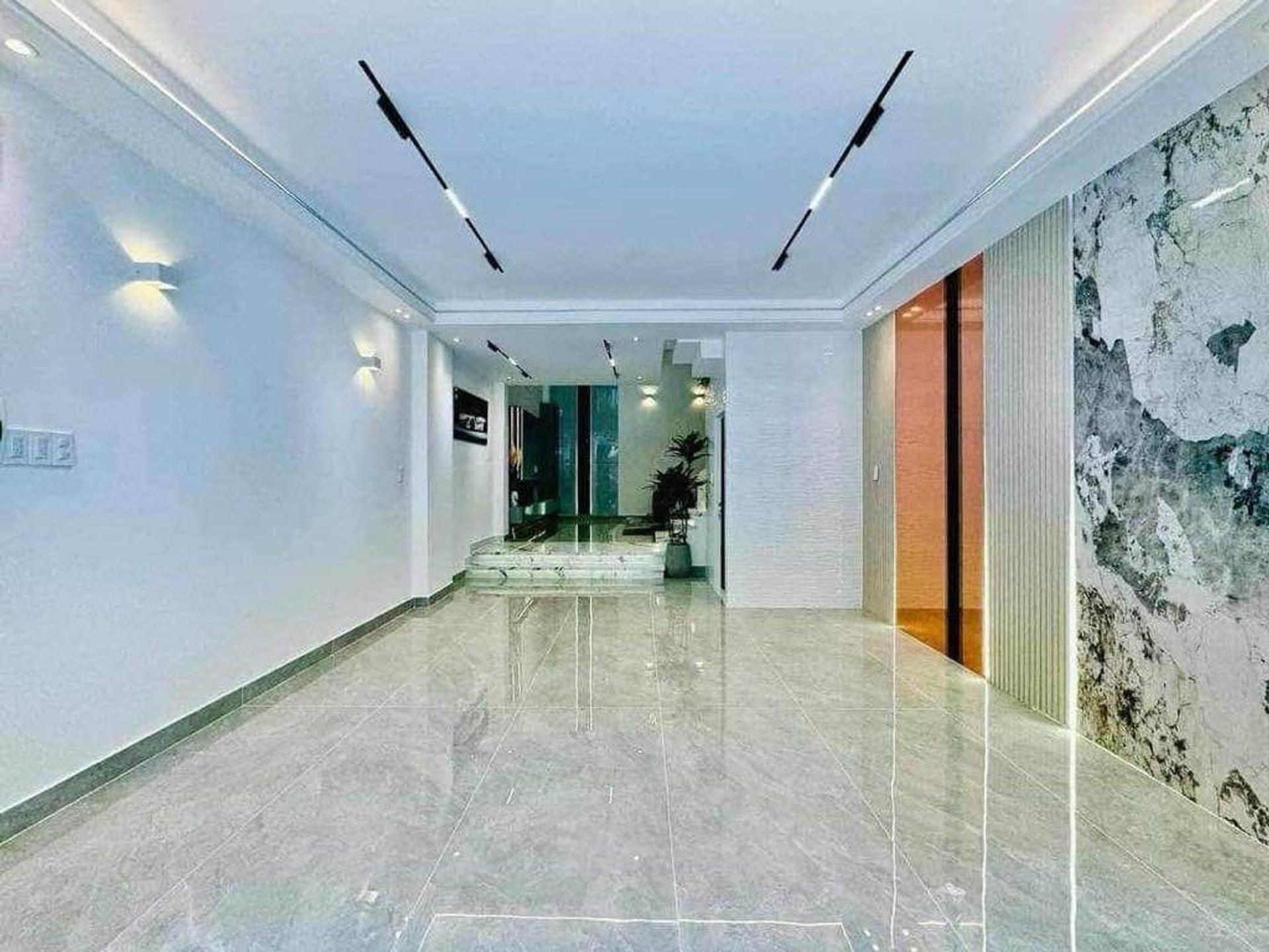 Phố Việt Hưng 10 tỷ thang máy,50m sổ đỏ Long Biên