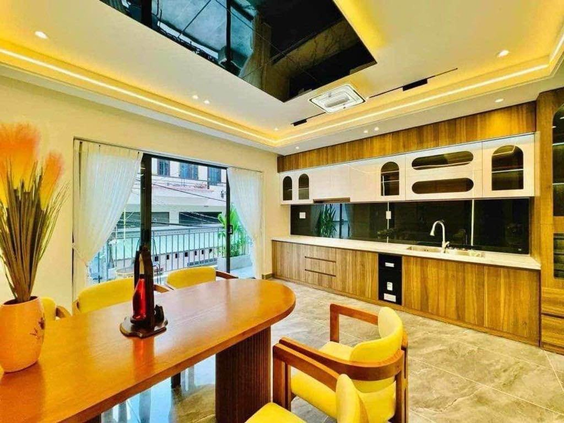 Phố Việt Hưng 10 tỷ thang máy,50m sổ đỏ Long Biên