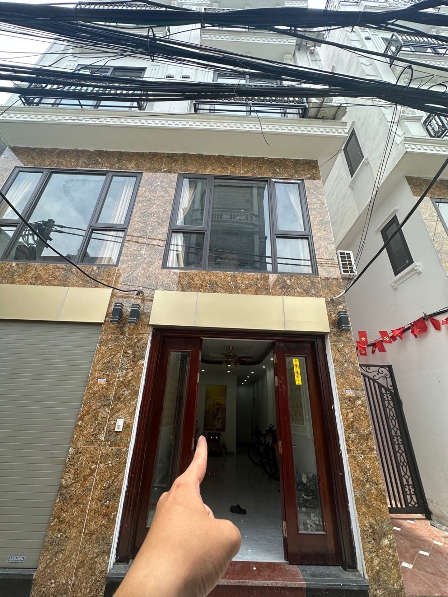 Phố Việt Hưng 8 tỷ thang máy,40m sổ đỏ Long Biên