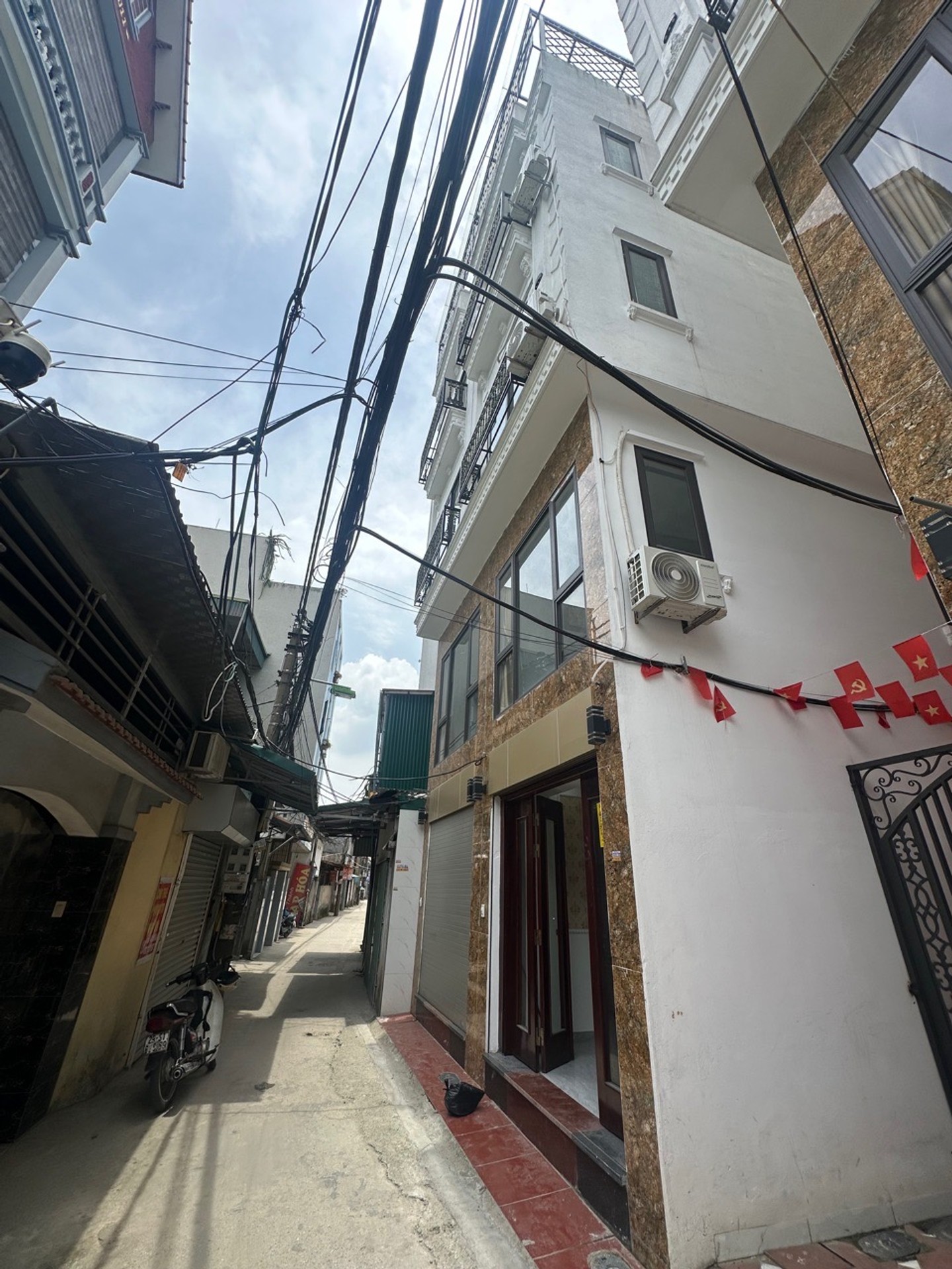 Phố Việt Hưng 8 tỷ thang máy,40m sổ đỏ Long Biên