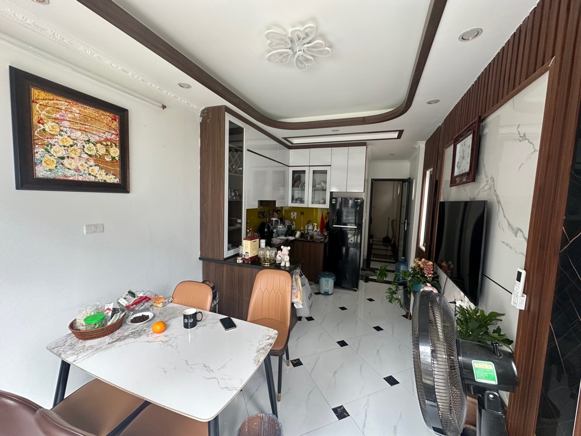 Phố Việt Hưng 8 tỷ thang máy,40m sổ đỏ Long Biên