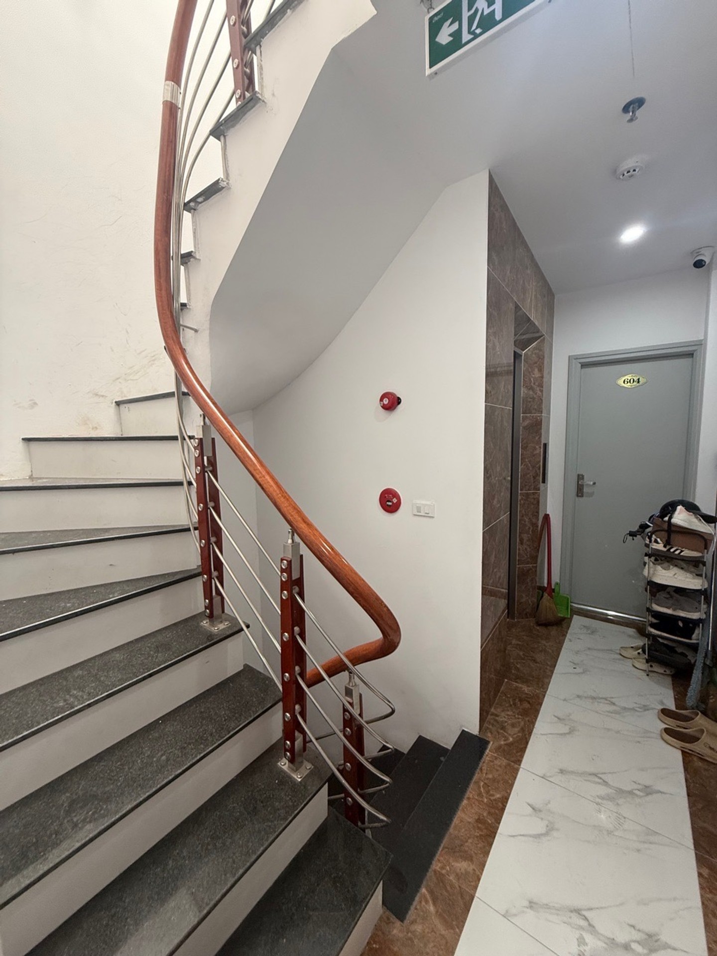thanh khoản sớm Việt Hưng 9 tỷ thang máy,60m sổ đỏ Long Biên